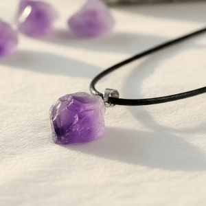 Witchhaven, Dominika Marx, Heilstein Amethyst Kette mit Rohkristall Anhänger, violetter Naturstein Schmuck für das Kronenchakra, spirituelle Halskette für Meditation, energetisch gereinigter Amethyst Stein