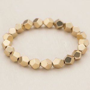 Witchhaven, Dominika Marx, selbstgemachtes Pyrit Rohstein Armband aus facettierten Perlen, spiritueller Schmuck für Wohlstand und Geld Manifestation, elastisches Heilsteinarmband für den Solarplexus, energetisch gereinigtes Pyrit Unikat