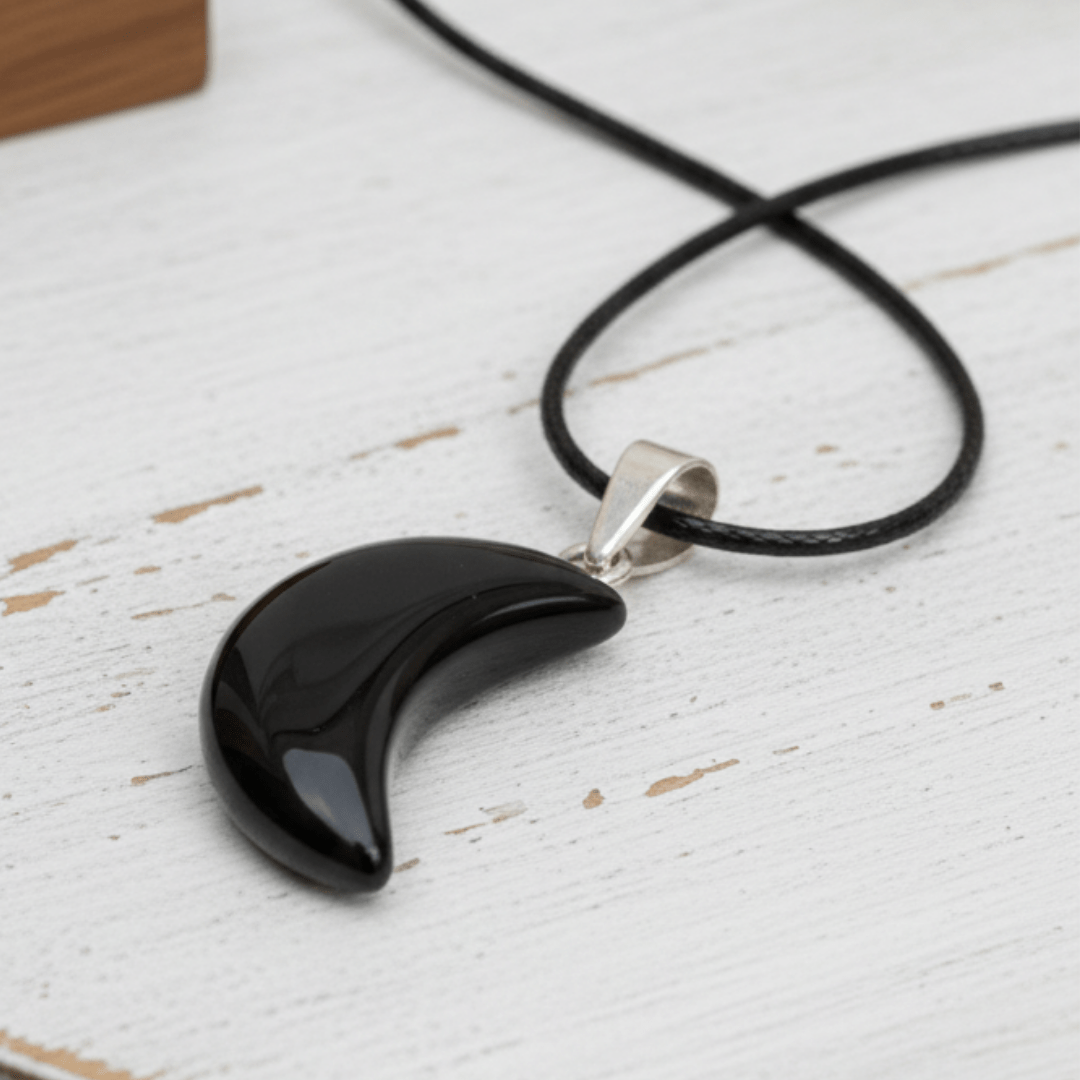 Witchhaven, Dominika Marx, schwarzer Obsidian Anhänger in Mondsichel Form, polierter Heilstein an schwarzer Schnur, spiritueller Schmuck für Intuition und emotionalen Schutz, energetisch gereinigtes Obsidian Mond Amulett