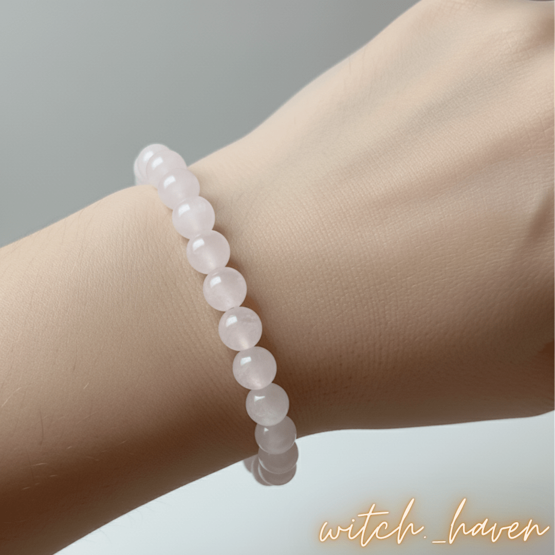 Witchhaven, Dominika Marx, Mondstein Armband, echte Edelsteinperlen, weißer Mondstein, handgefertigter Schmuck, energetisch gereinigter Heilstein, spirituelles Geschenk mit Glücksschlüssel