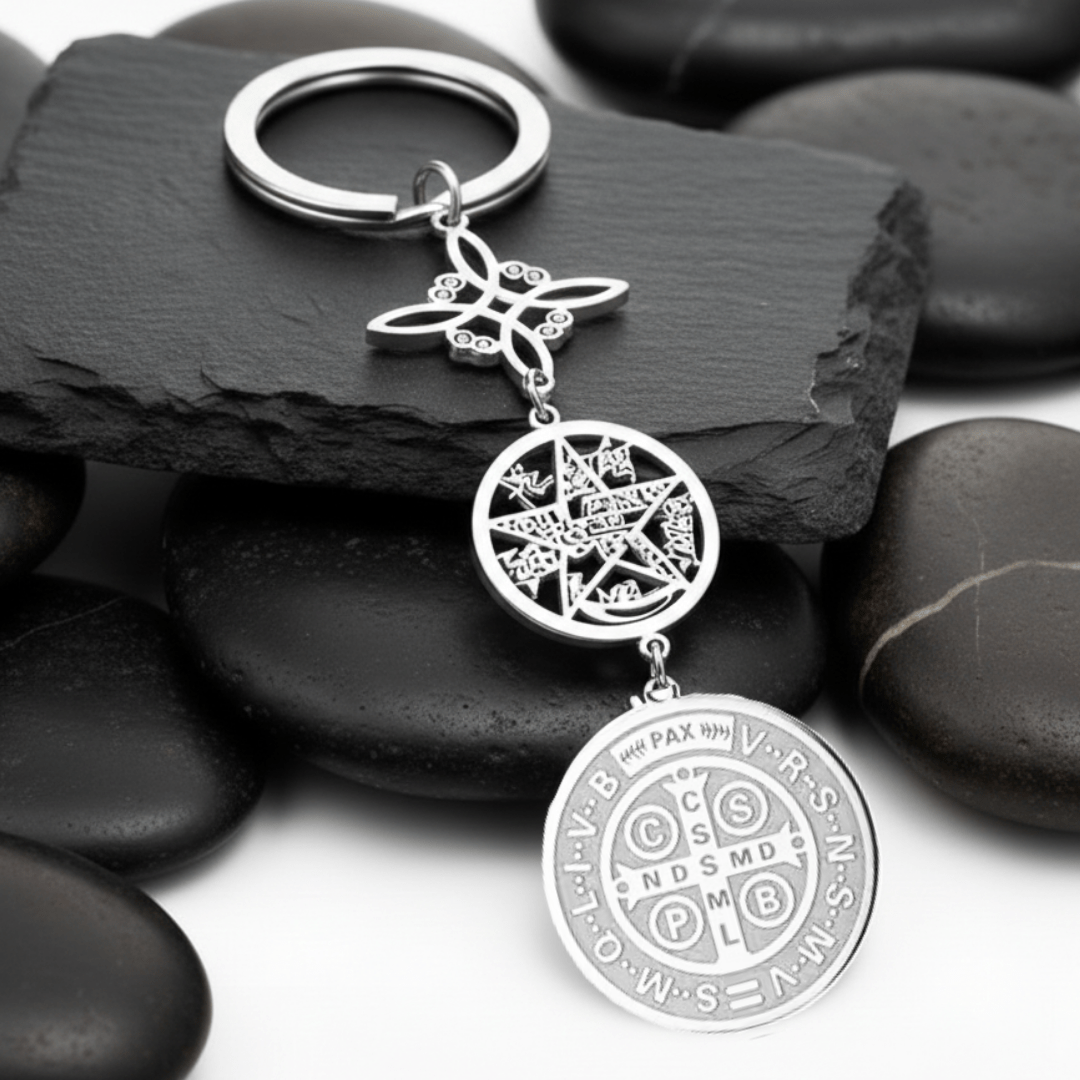 Witchhaven, Dominika Marx, Triple Protection Schlüsselanhänger aus massivem Edelstahl, Schutzsymbole Hexenknoten Pentagramm und Benediktus Medaille, spiritueller Begleiter für das Auto und Zuhause, energetisch gereinigter Schlüsselanhänger gegen negative Energien