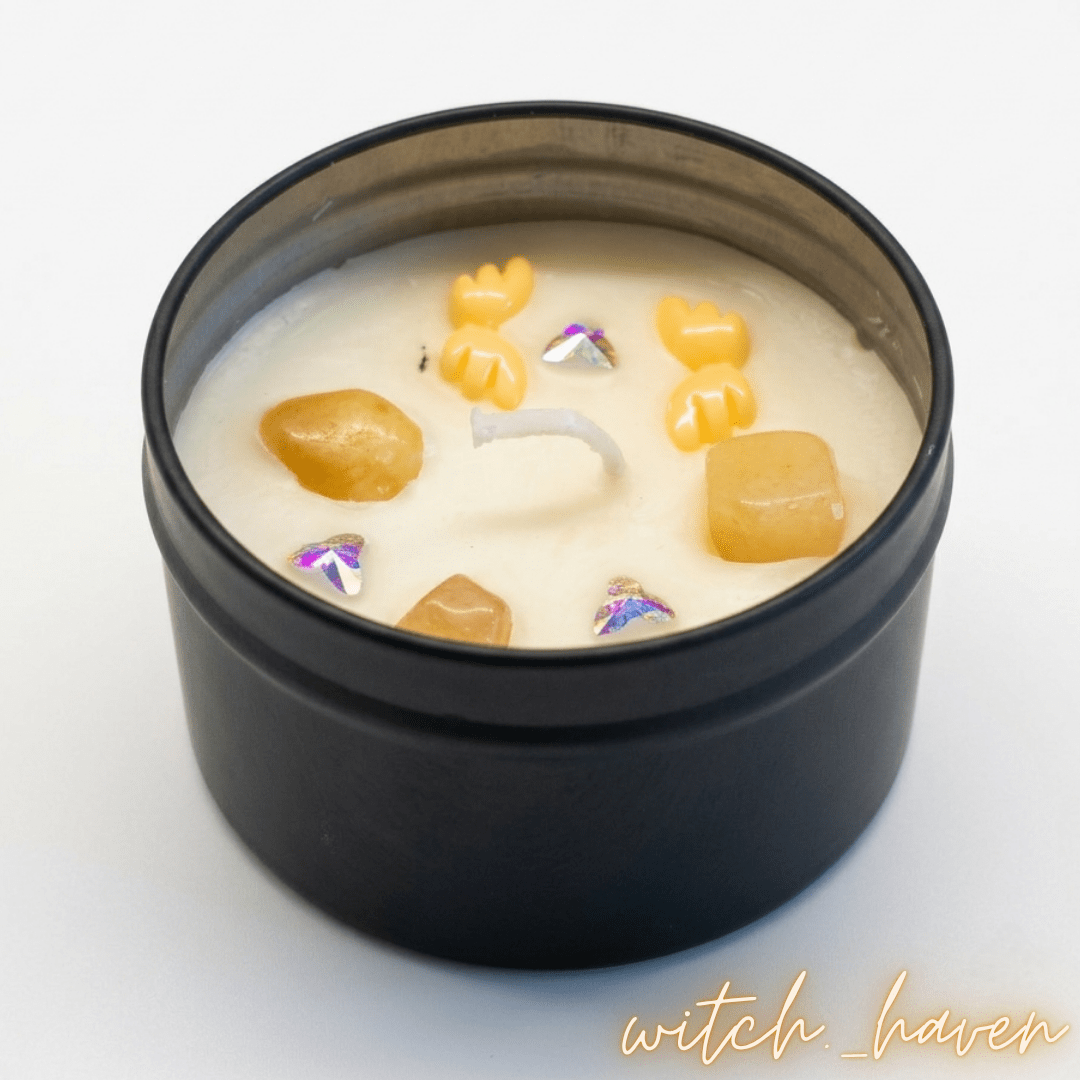 Orange Duftkerze Sojawachs mit echten Zitrin Edelsteinen Dominika Marx, handgemachte schwarze Dose mit fruchtigem Orangenduft, spiritueller Begleiter Raumharmonisierung Witchhaven, handgegossene vegane Kerze Altar Dekoration, rituelles Reinigungsritual Zitrin Edelsteinkerze, Heilsteine für Lebensfreude sowie Optimismus, exklusives Design magische Dekoration orange schwarz