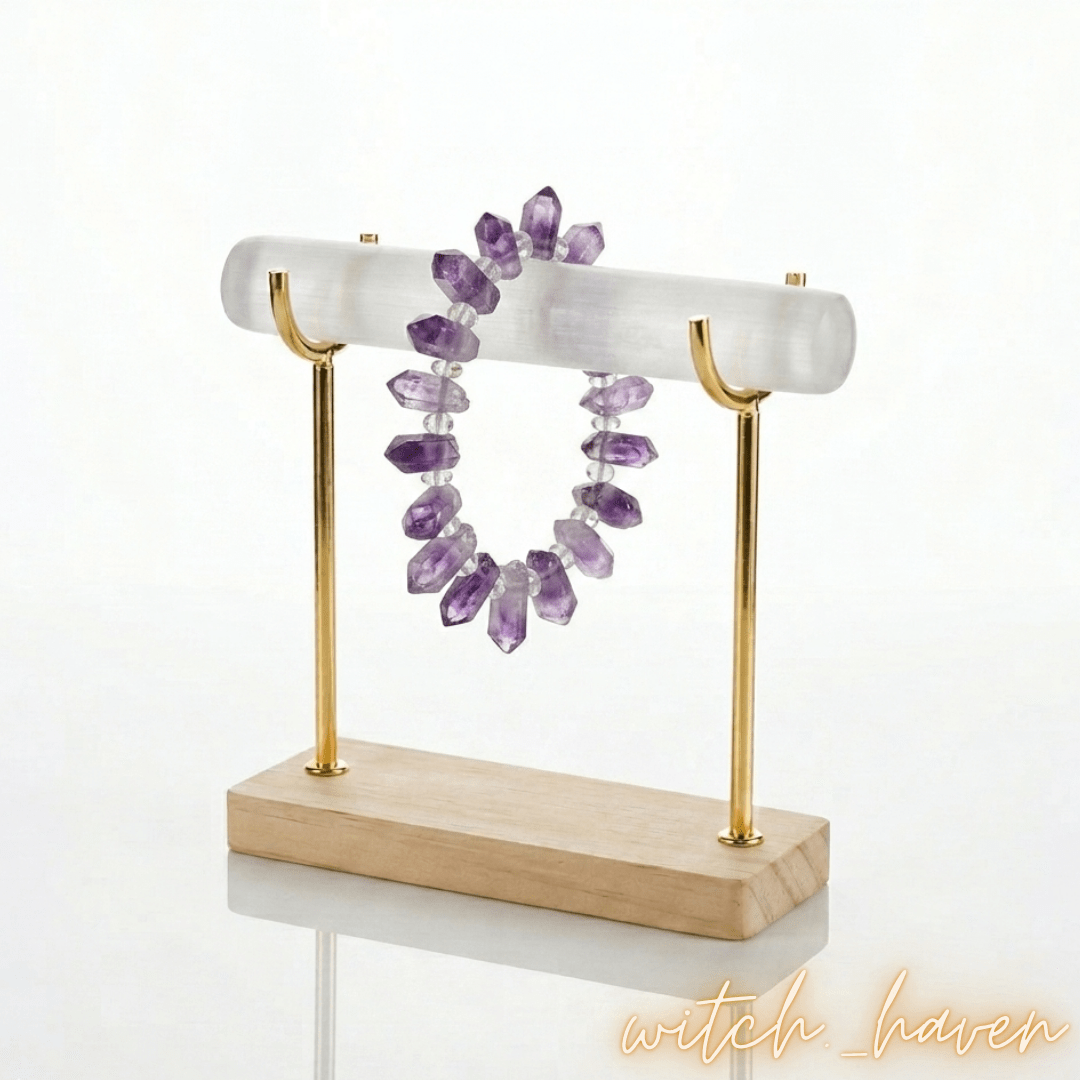 Selenit Ladekristall Säule mit elegantem Ständer Dominika Marx, weißer Selenitkristall zur energetischen Edelstein Reinigung, spiritueller Begleiter Heilsteine aufladen Witchhaven, handverlesene Kristallsäule Altar Dekoration, rituelles Reinigungsritual Selenit Set, Edelsteine für inneren Frieden sowie Raumharmonisierung, exklusives Design Ladekristall weiß schwarz