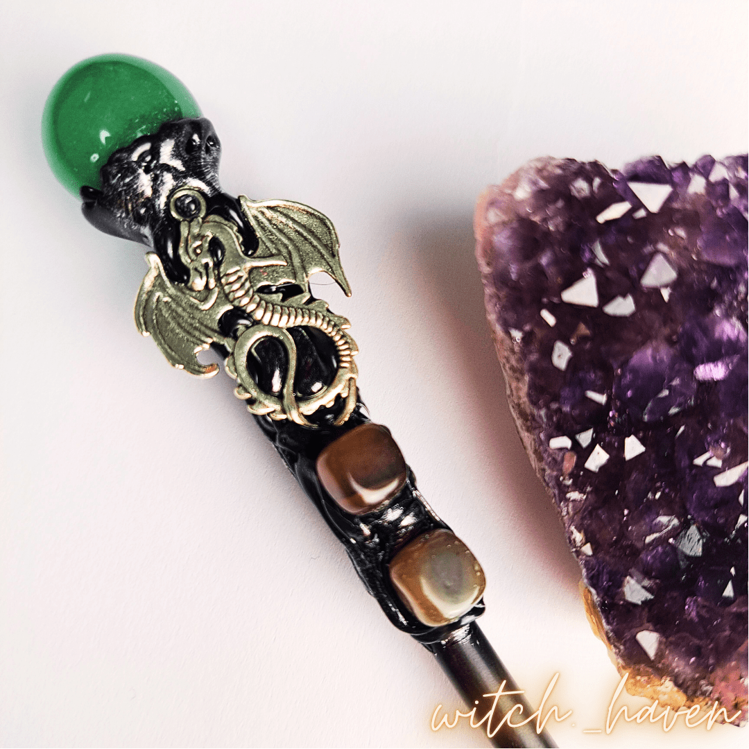 Witchhaven, Dominika Marx, Kristall Hexen Zauberstab, grüner Aventurin Spitze, handgefertigter Ritualstab aus Naturholz, geweihtes Magiewerkzeug, energetisch gereinigter Zauberstab, spirituelles Hilfsmittel für Rituale