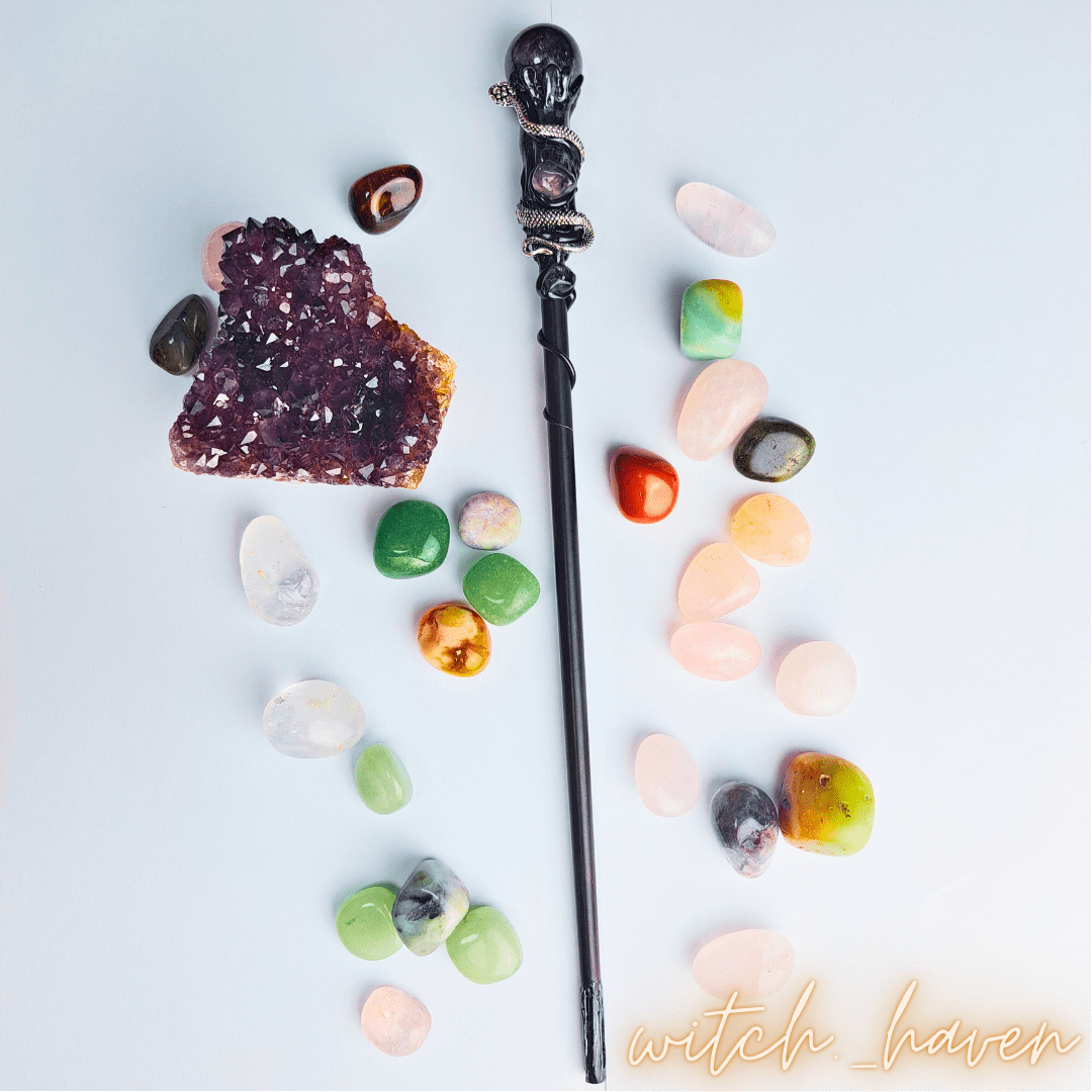 Witchhaven, Dominika Marx, Kristall Hexen Zauberstab, Amethyst Rohstein Spitze, handgefertigter Ritualstab, geweihtes Magiewerkzeug, energetisch gereinigter Zauberstab, spirituelles Hilfsmittel für Meditation und Intuition