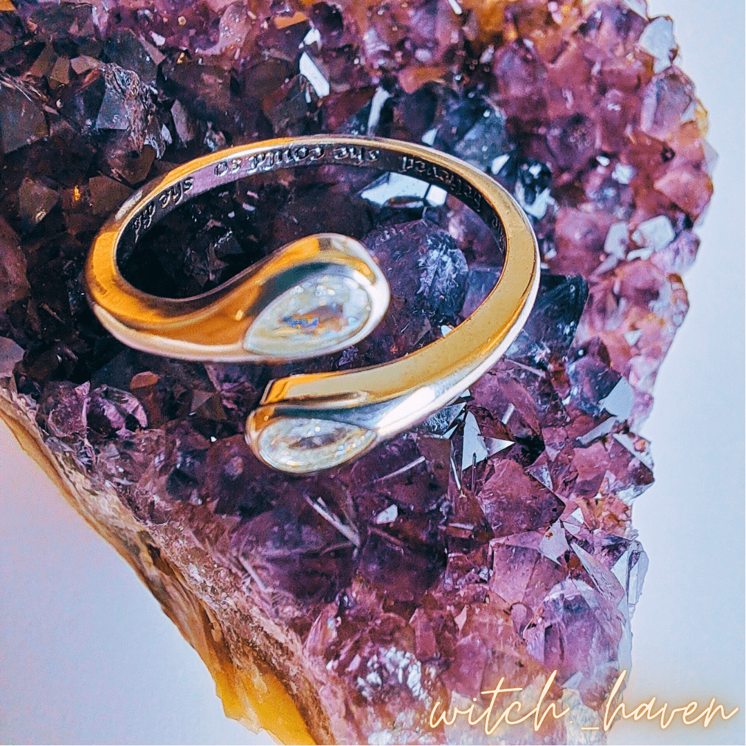 Witchhaven, Dominika Marx, Silberring S925 She Believed, verstellbarer Ring mit Gravur, Zirkonia Tropfen, spiritueller Schmuck, energetisch gereinigter Talisman, Geschenk für Selbstliebe