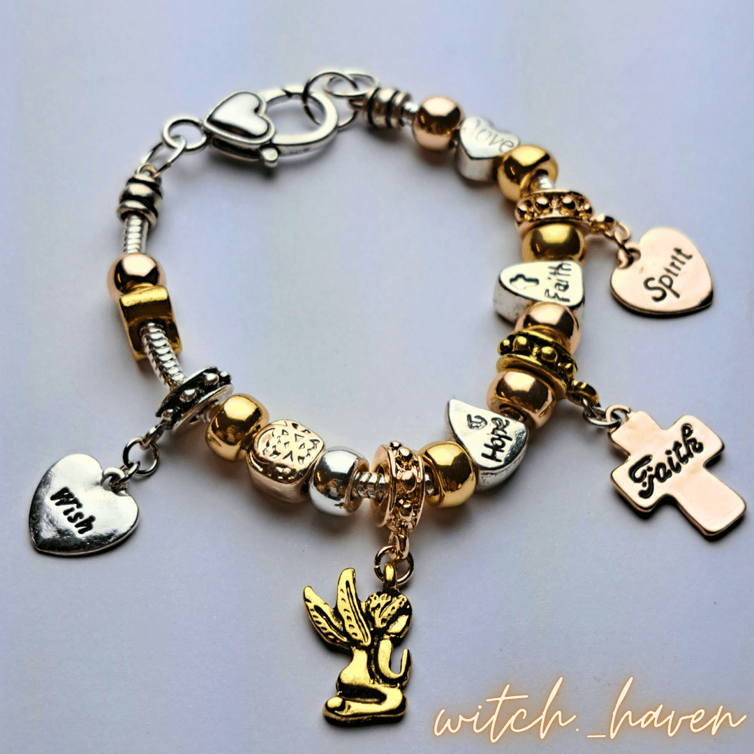 Witchhaven, Dominika Marx, Vintage Armband mit Anhängern, Kreuz Anhänger, Engel Anhänger, Herz Anhänger, handgefertigter spiritueller Schmuck, energetisch gereinigtes Symbolarmband, Glaube Liebe Hoffnung Schmuck