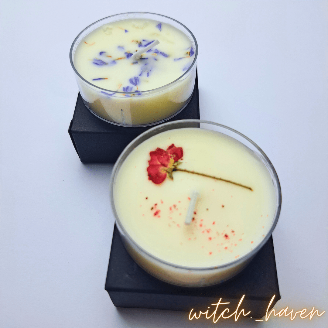 Witchhaven, Dominika Marx, 2er Set Ritualkerzen, Lavendelkerze mit Blüten, Rosenkerze handgefertigt, Sojawachs Kerzenset, spirituelle Entspannung, Herzöffnung Ritual, energetisch gereinigte Kerzen