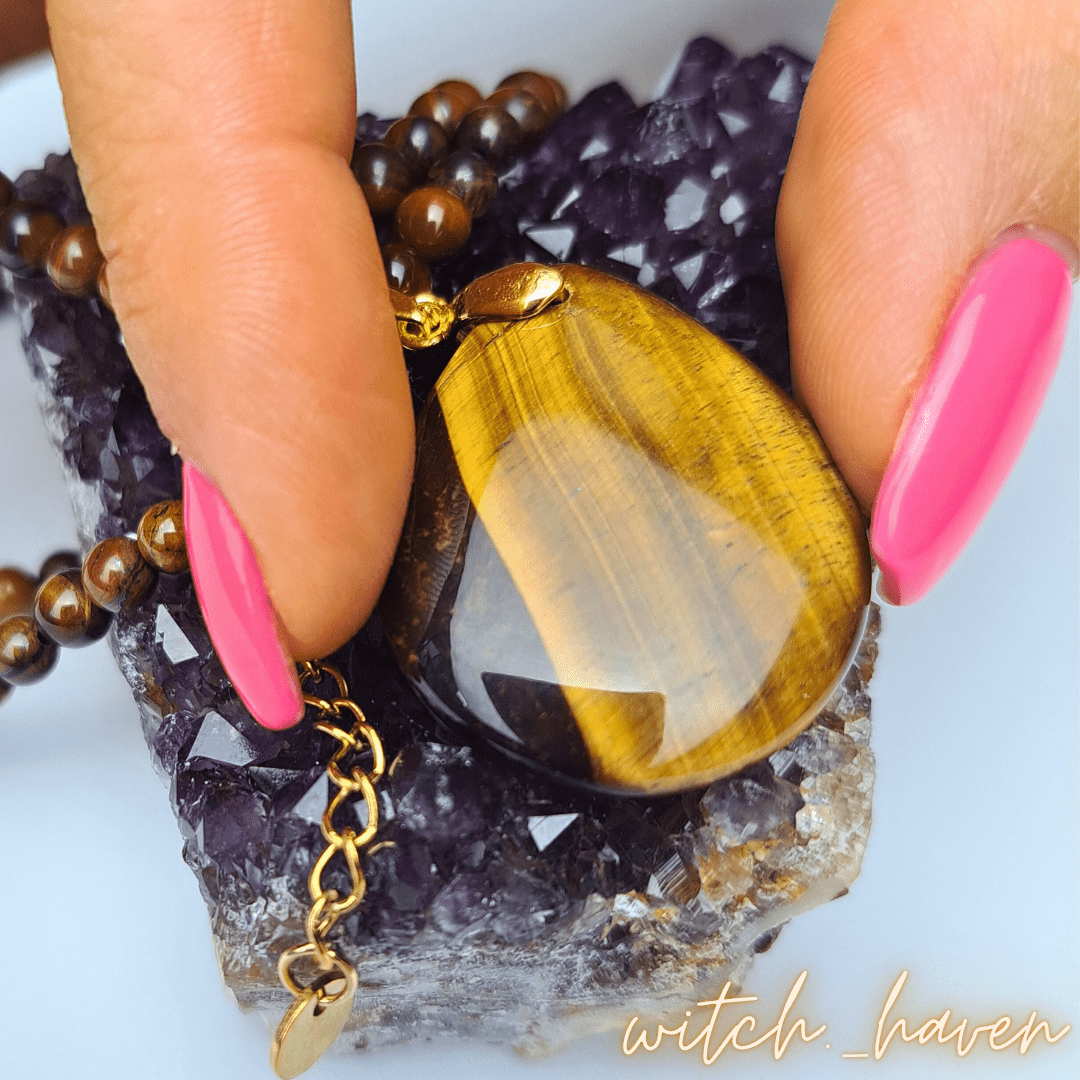 Witchhaven, Dominika Marx, Tigerauge Halskette, Tropfenanhänger Naturstein, handgefertigter Edelsteinschmuck, Tigerauge Perlen Kette, energetisch gereinigter Schutzstein, spiritueller Schmuck für Willenskraft