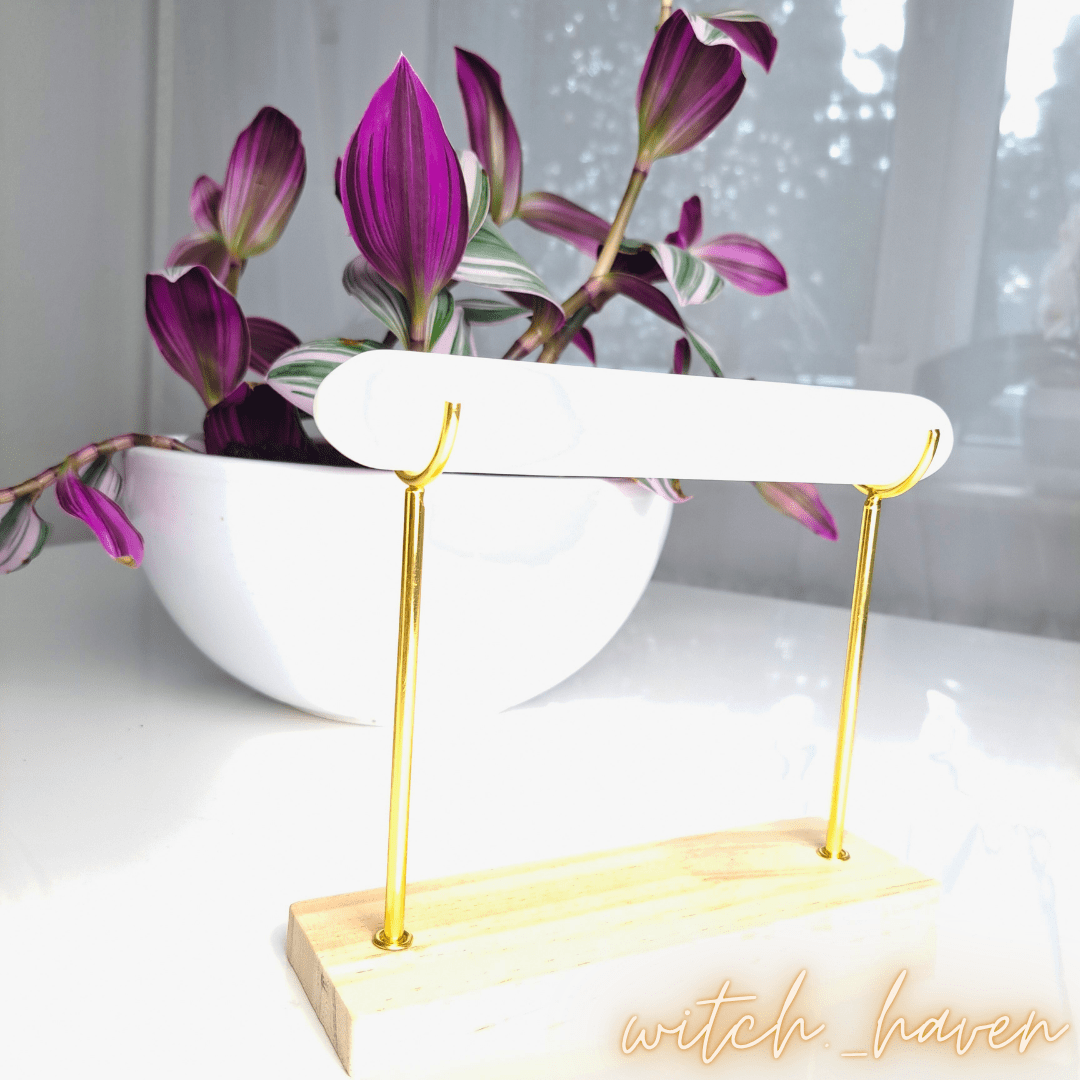 Witchhaven, Dominika Marx, Selenit Säule auf Holzständer, weißer Selenit Stab, energetische Reinigung von Edelsteinen, Ladestation für Kristallarmbänder, lichtvoller Heilstein, spirituelles Werkzeug für Meditation