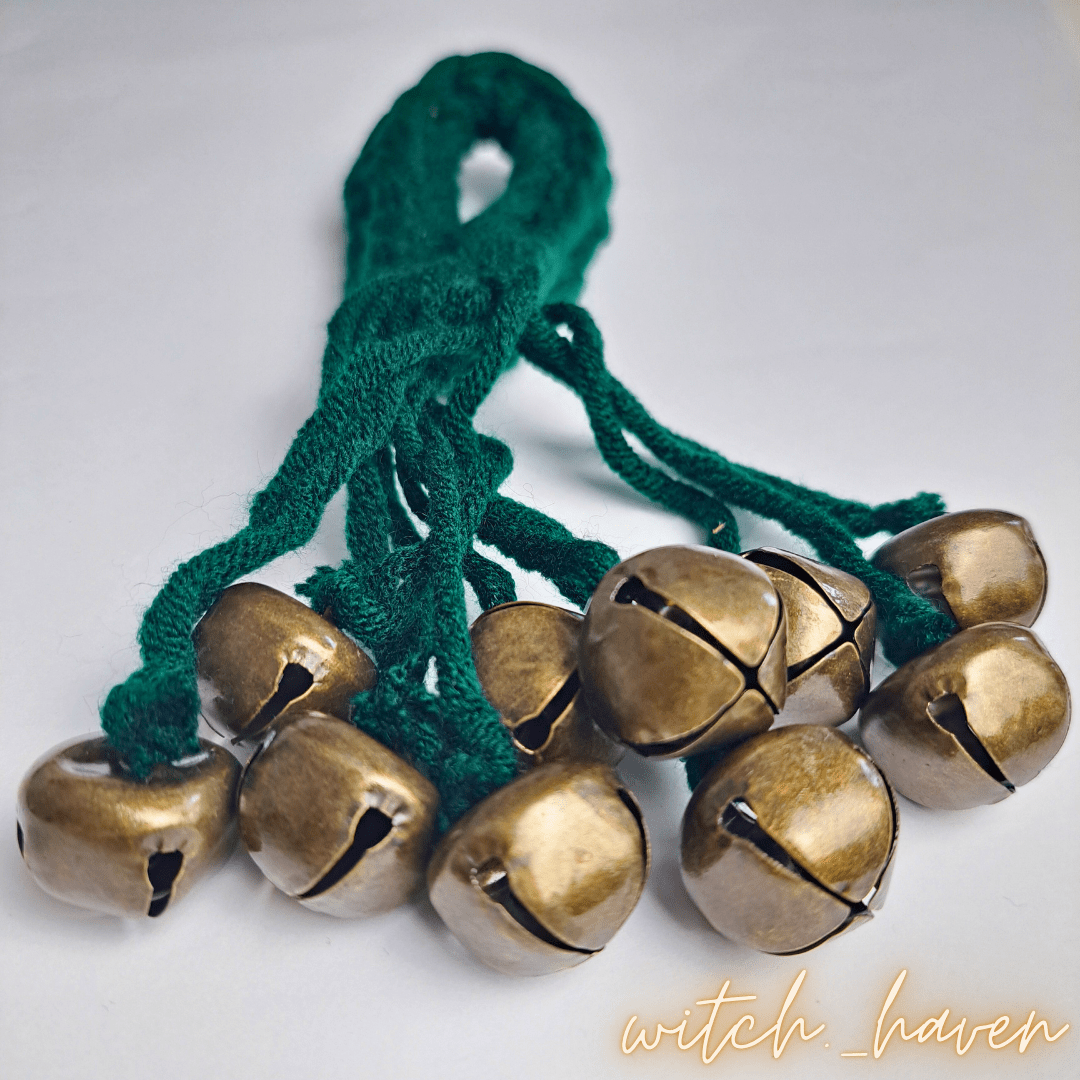 Witchhaven, Dominika Marx, grüne Hexenglocken, handgefertigtes Schutzamulett, Wicca Türglocken, energetisch gereinigte Hausdeko, magischer Türanhänger, Metallglocken für spirituellen Schutz