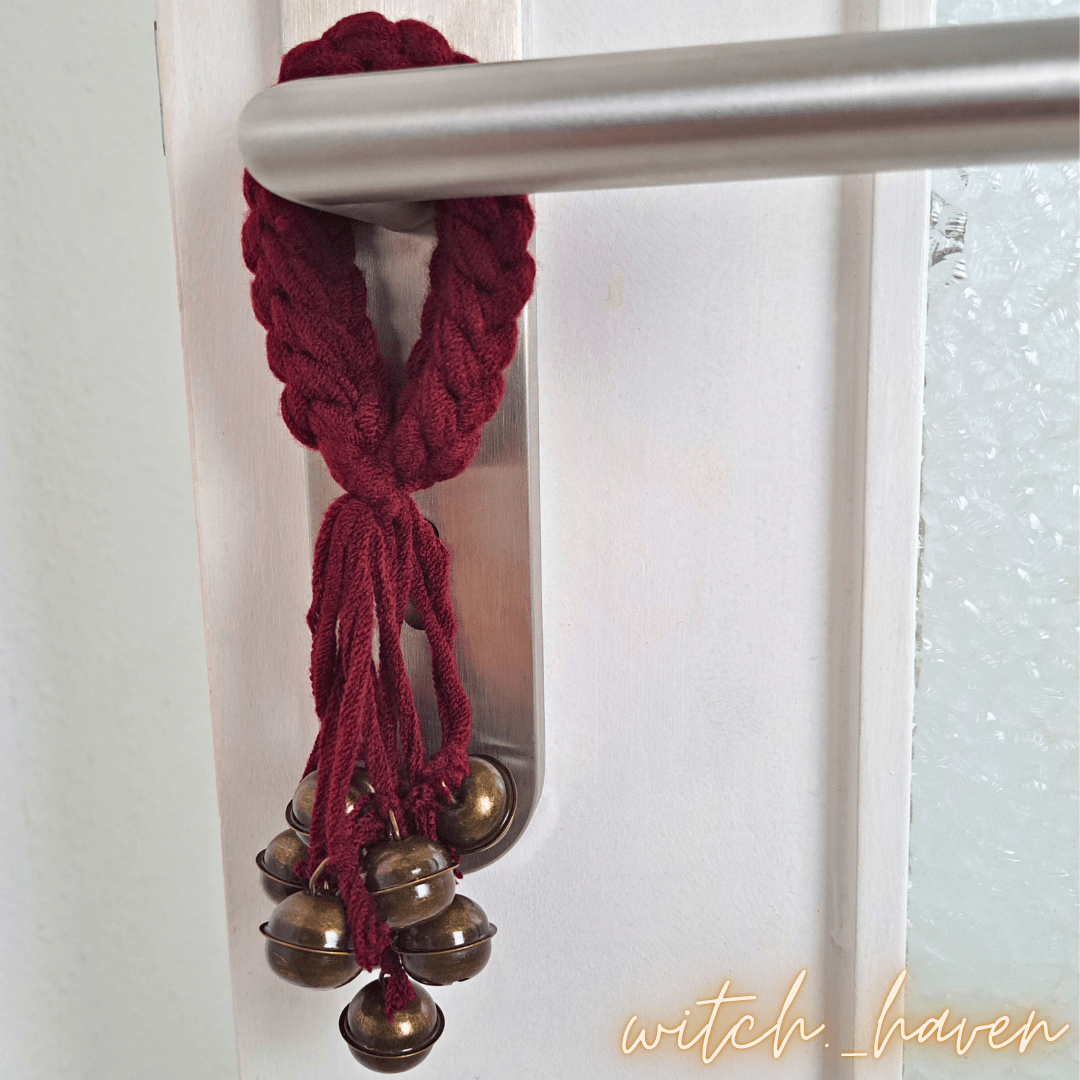 Witchhaven, Dominika Marx, Rote Hexenglocke, handgefertigtes Schutzamulett, magische Türglocke, energetisch gereinigte Hausdeko, roter Schutzstein Anhänger, spirituelles Werkzeug