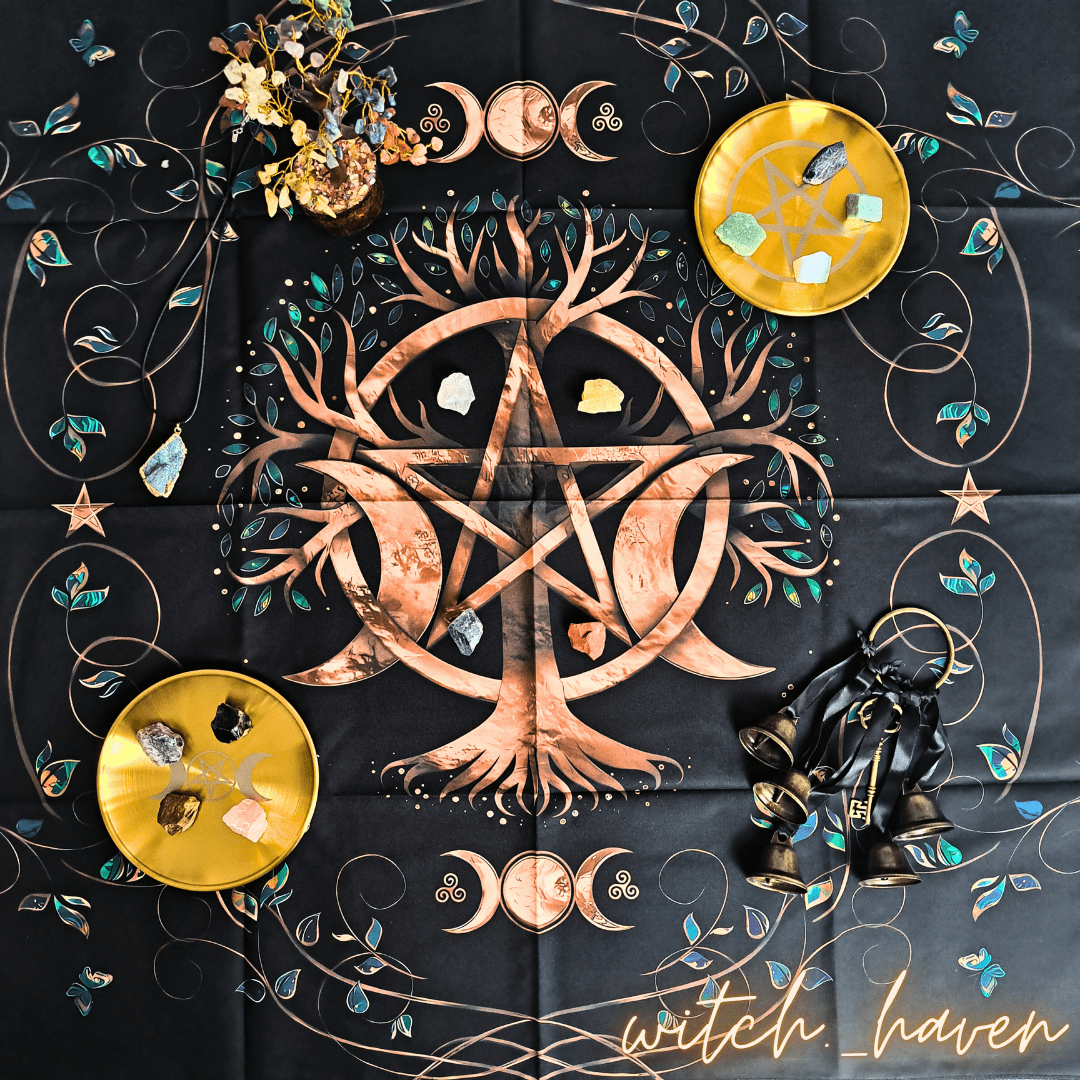 Witchhaven, Dominika Marx, Magisches Altartuch mit Baum des Lebens, Pentagramm und Dreifacher Göttin, schwarzes Tuch mit goldenen Symbolen, energetisch gereinigte Ritualunterlage, spirituelle Tischdecke für Tarot
