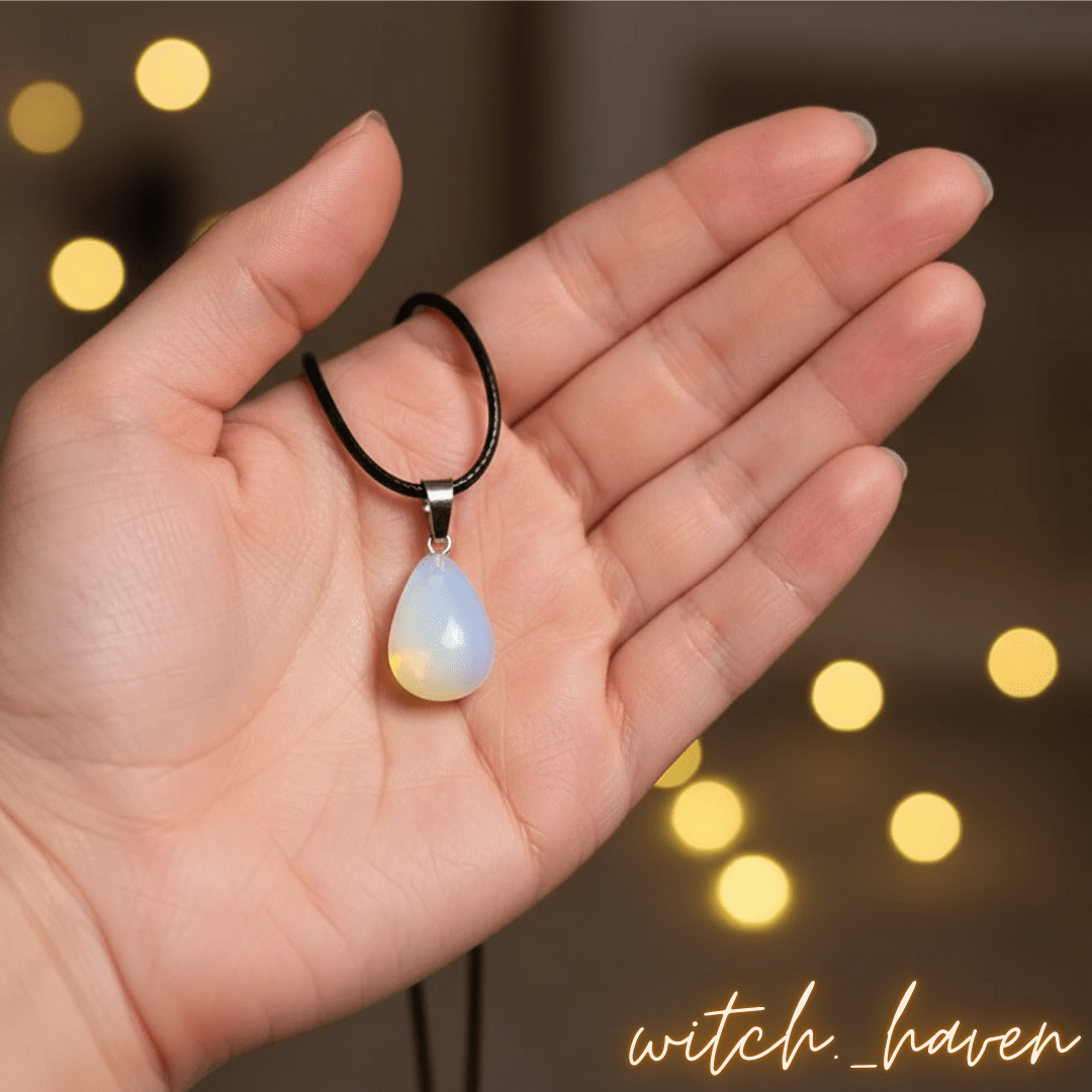 Witchhaven, Dominika Marx, Mondstein Halskette mit Tropfenanhänger, natürlicher schimmernder Mondstein, spiritueller Damenschmuck, energetisch gereinigte Edelsteinkette, Schmuck für Intuition und Weiblichkeit