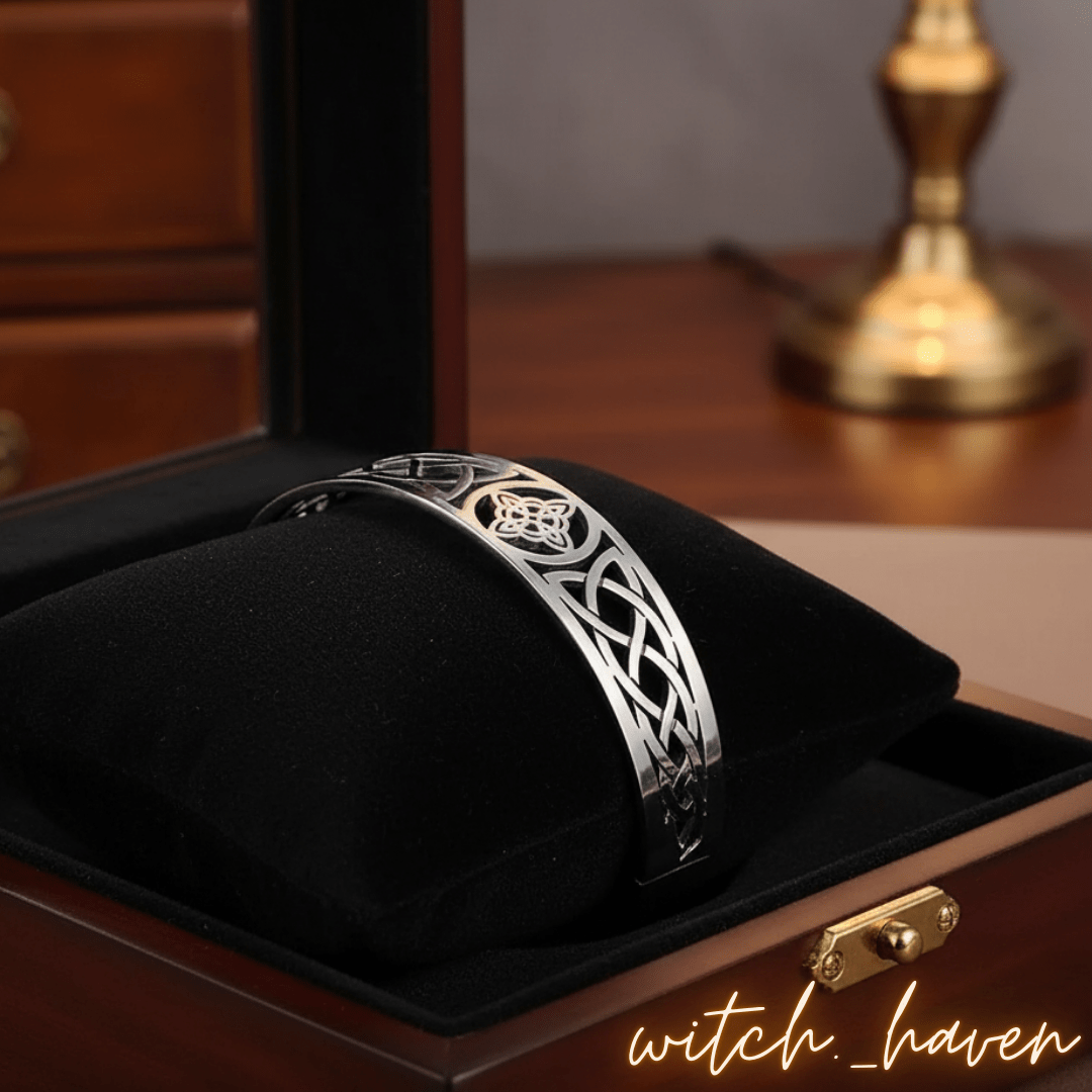 Witchhaven, Dominika Marx, Hexenknoten Armband Edelstahl, keltischer Schutzarmreif aus Irland, spiritueller Schmuck mit Hexenknoten Symbol, energetisch gereinigtes Amulett, verstellbares Cuff Armband