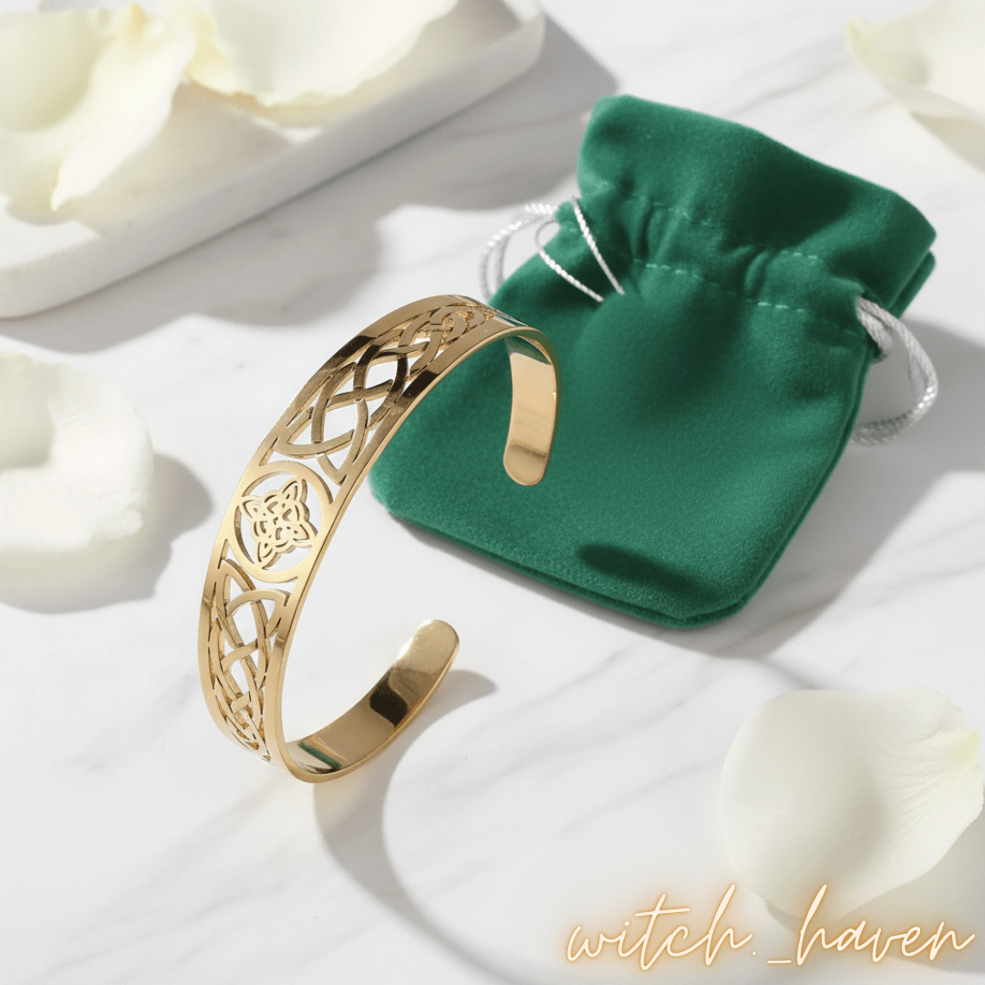 Witchhaven, Dominika Marx, Goldenes Hexenknoten Armband aus Edelstahl, keltischer Schutzarmreif goldfarben, spiritueller Schmuck aus Irland, energetisch gereinigtes Amulett, verstellbares goldenes Cuff Armband