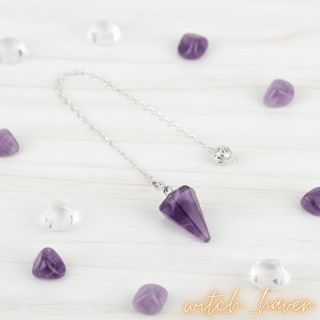 Witchhaven, Dominika Marx, Amethyst Hexagon Pendel mit Metallkette, violetter Naturstein aus Brasilien, spirituelles Werkzeug für Wahrsagen und Meditation, energetisch gereinigter Amethyst Heilstein, hexagonales Edelsteinpendel