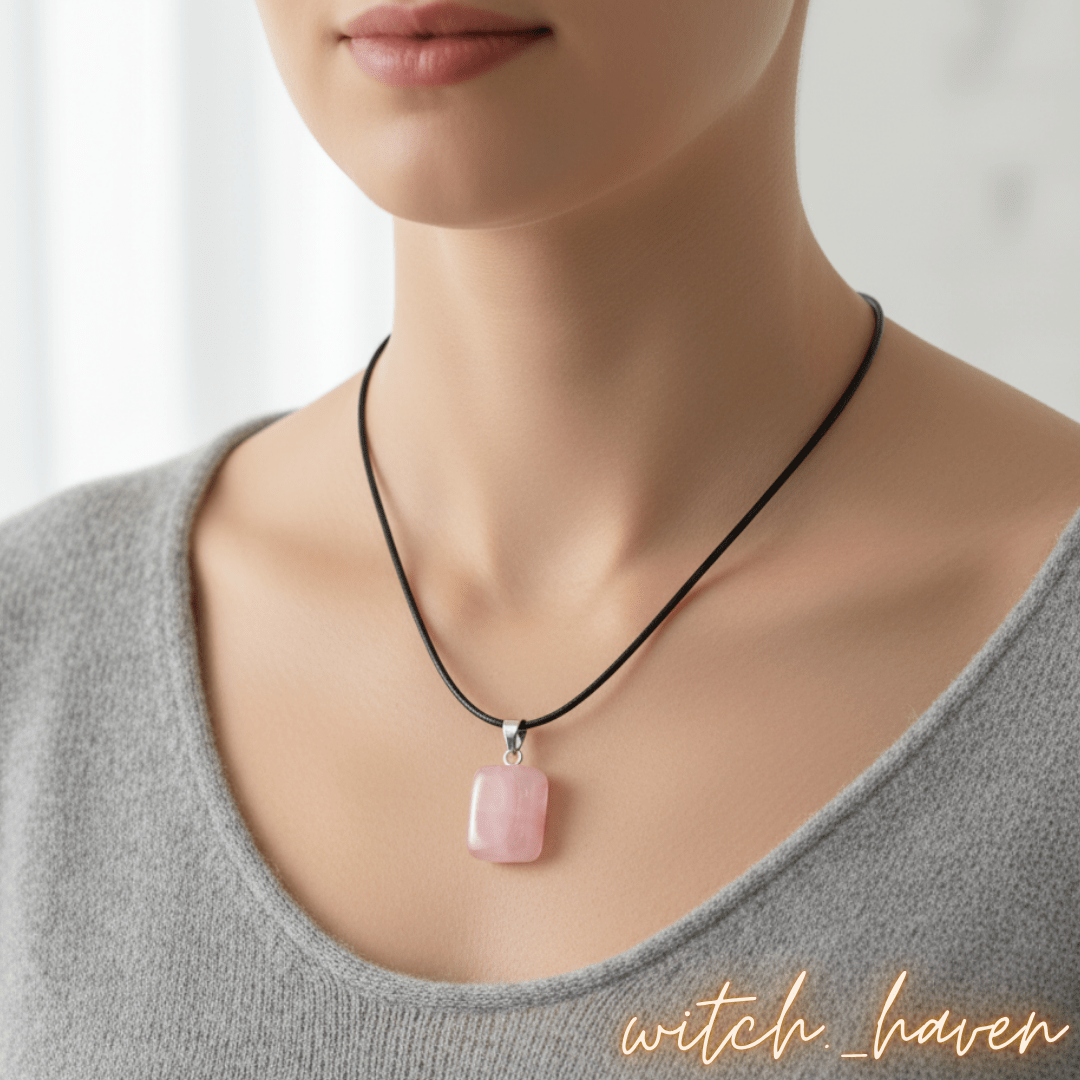 Witchhaven, Dominika Marx, Rosenquarz Anhänger mit Halskette, handpolierter rosa Naturstein, spiritueller Schmuck für das Herzchakra, energetisch gereinigter Heilstein, Geschenk für Selbstliebe und Harmonie