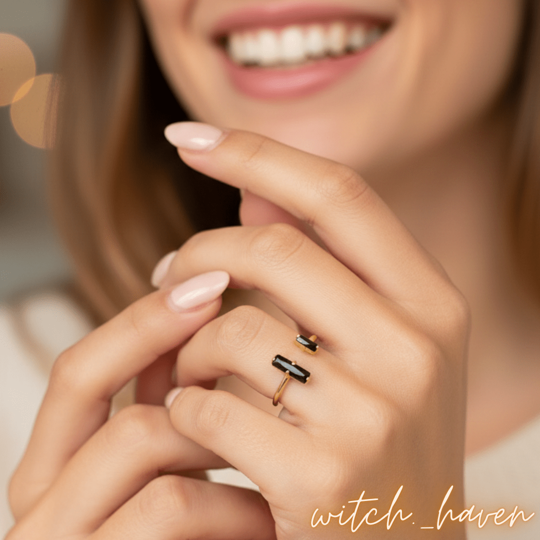 Witchhaven, Dominika Marx, goldener Obsidian Ring im Doppelbarren Design, verstellbarer Schutzschmuck mit schwarzen Obsidian Steinen, spiritueller Ring für Reiki und Erdung, energetisch gereinigter Obsidian Schmuck