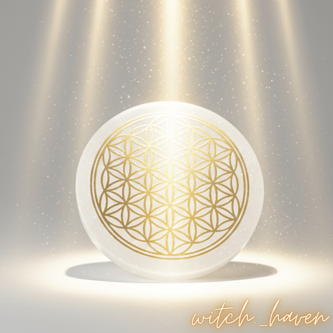 Witchhaven, Dominika Marx, runde Selenit Ladeplatte mit goldener Blume des Lebens Gravur, polierter Selenitstein zur Reinigung und Aufladung von Kristallen, spirituelles Zubehör für Altar und Meditation, energetisch gereinigter Selenit