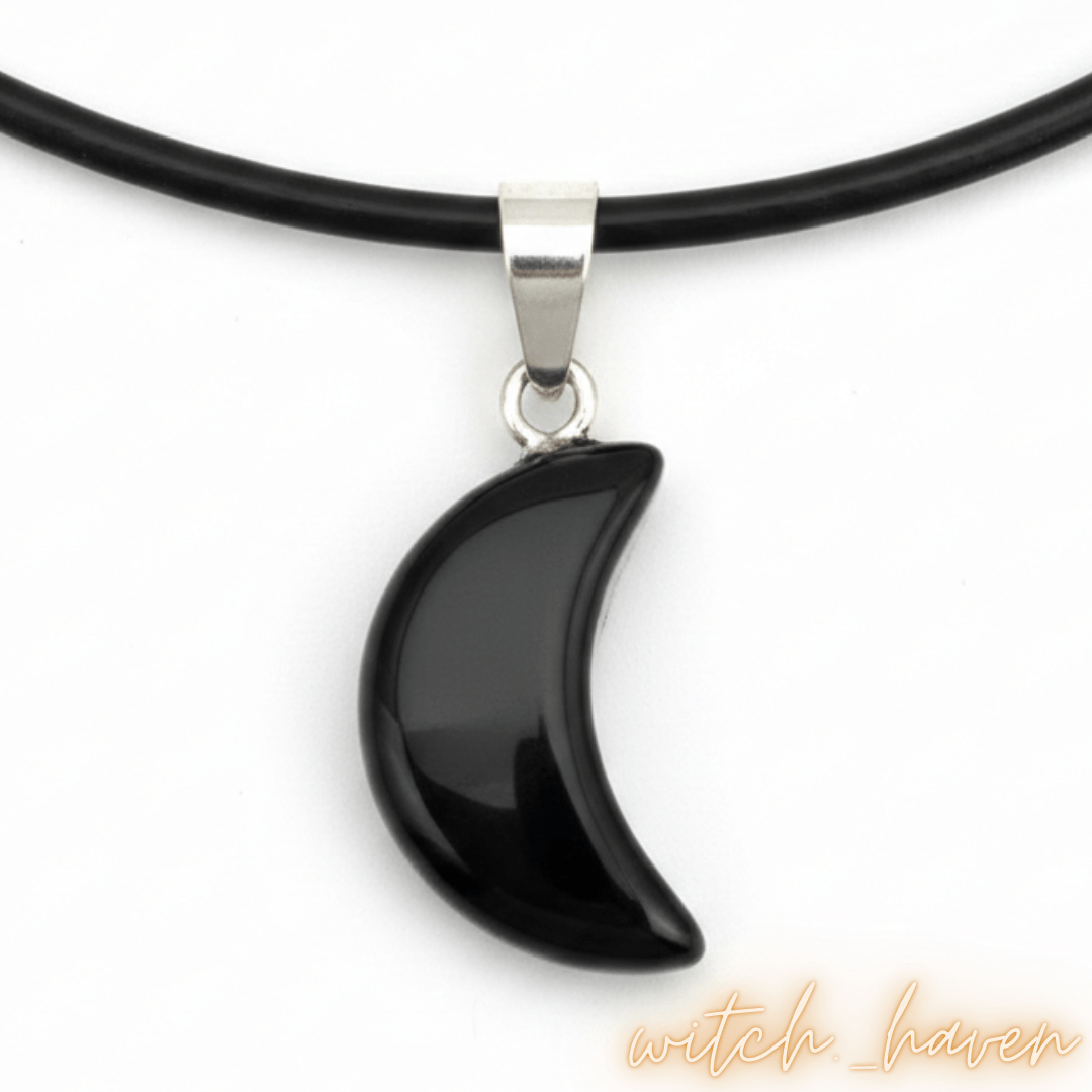 Witchhaven, Dominika Marx, schwarzer Obsidian Anhänger in Mondsichel Form, polierter Heilstein an schwarzer Schnur, spiritueller Schmuck für Intuition und emotionalen Schutz, energetisch gereinigtes Obsidian Mond Amulett