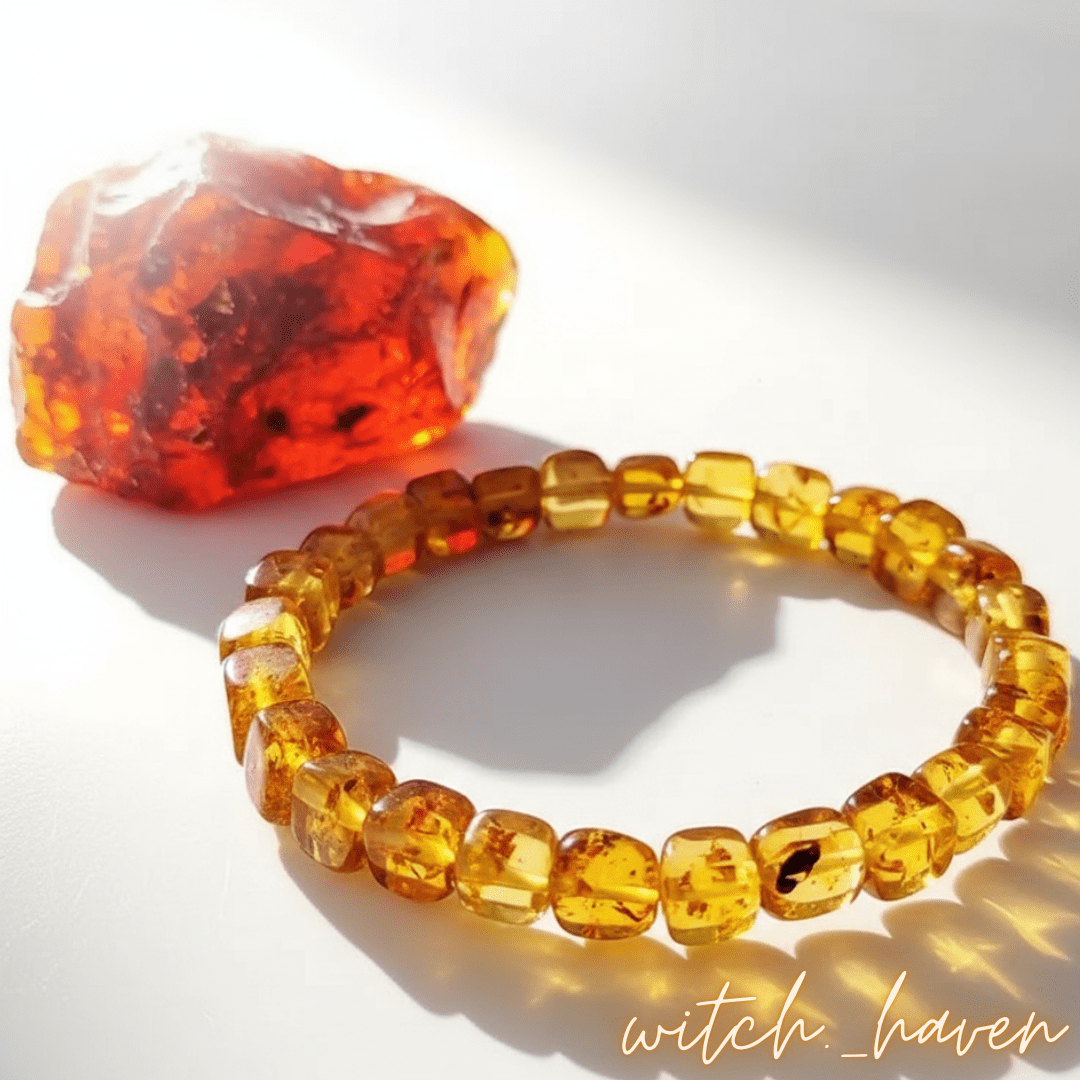 Witchhaven, Dominika Marx, handgefertigtes Armband aus natürlichen goldgelben Bernsteinperlen auf elastischem Band, spiritueller Schmuck für Aura Reinigung und Lebensfreude, energetisch gereinigtes Bernstein Armband