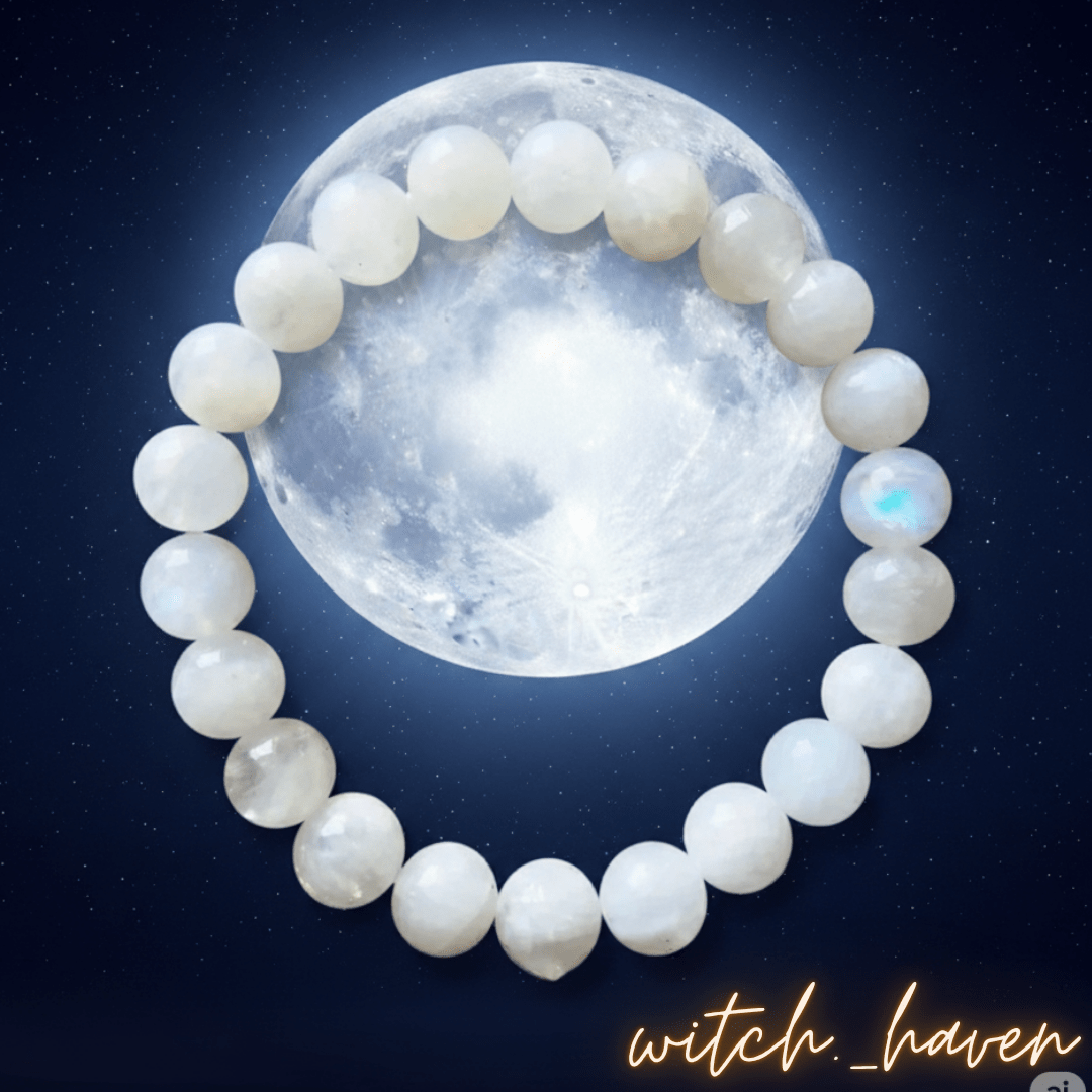Witchhaven, Dominika Marx, Mondstein Armband, echte Edelsteinperlen, weißer Mondstein, handgefertigter Schmuck, energetisch gereinigter Heilstein, spirituelles Geschenk mit Glücksschlüssel