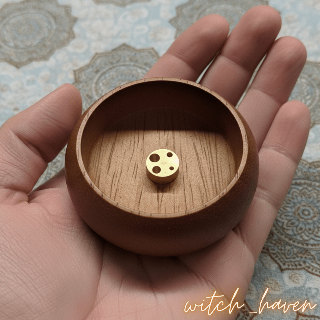 Witchhaven, Dominika Marx, abgerundeter Räucherstäbchenhalter aus Massivholz mit Messing Multi-Loch-Einsatz, kompakte Holzschale für die Meditation, spirituelles Zubehör für energetische Reinigung, handliches Design für Räucherrituale