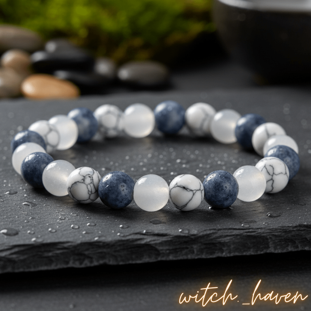 Witchhaven, Dominika Marx, handgefertigtes Schlaf Armband aus blauen Sodalith weißen Howlith und klaren Bergkristall Perlen, spiritueller Schmuck für eine erholsame Nacht, energetisch gereinigtes Edelstein Armband gegen Stress, elastisches Unikat für seelische Reinigung