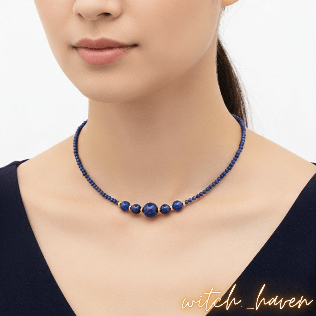 Witchhaven, Dominika Marx, exklusives Lapislazuli Collier aus tiefblauen chilenischen Natursteinen, handverlesenes Fundstück von der Côte d'Azur, spiritueller Schmuck ohne Metall für Klarheit und Fokus, energetisch gereinigtes Edelstein Collier