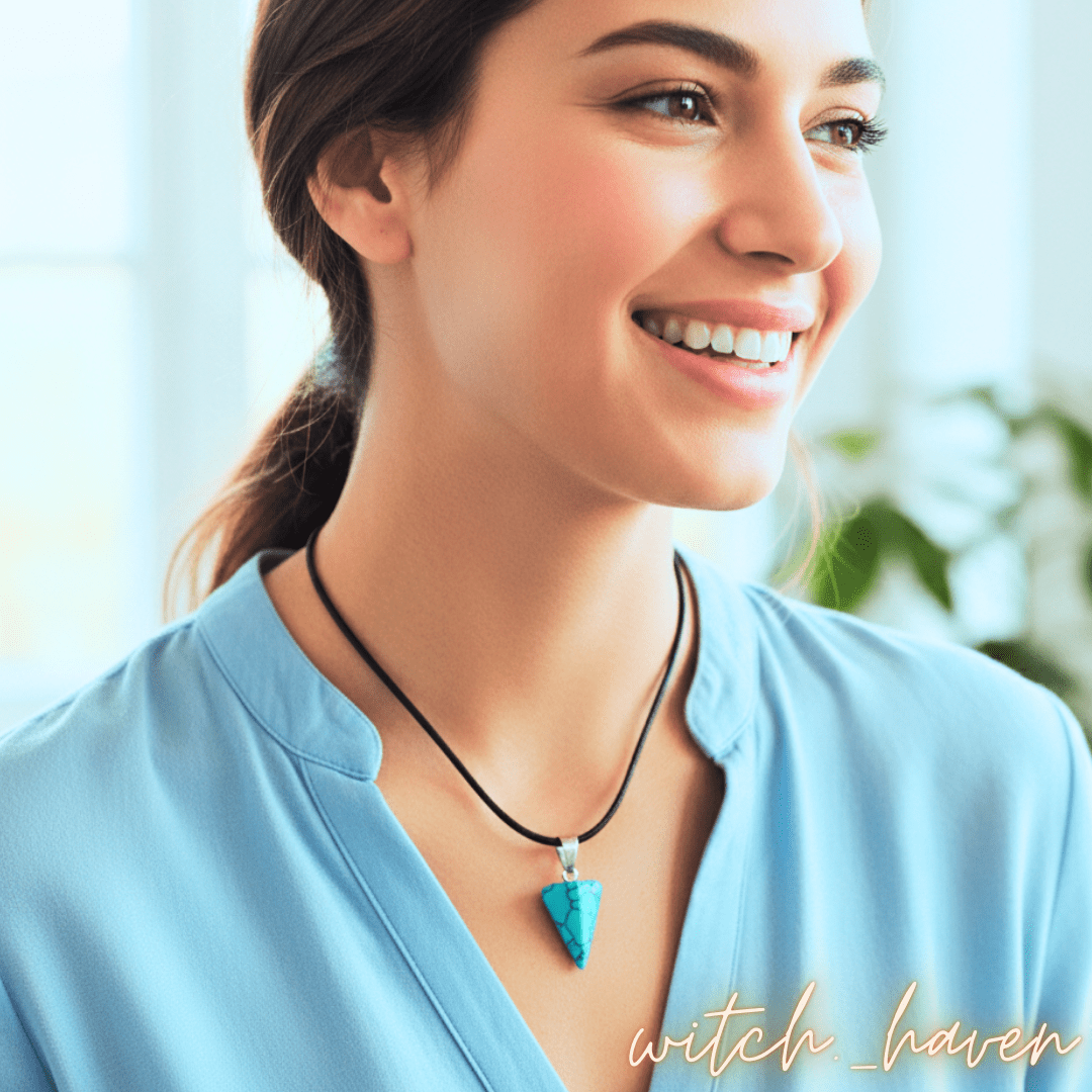 Witchhaven, Dominika Marx, selbstgemachter Lapislazuli Pyramiden Anhänger in Hexagon Form, tiefblauer Naturstein aus Chile, spiritueller Schmuck für Fokus und Intuition, energetisch gereinigter Halsanhänger an schwarzer Kordelkette, toskanische Inspiration