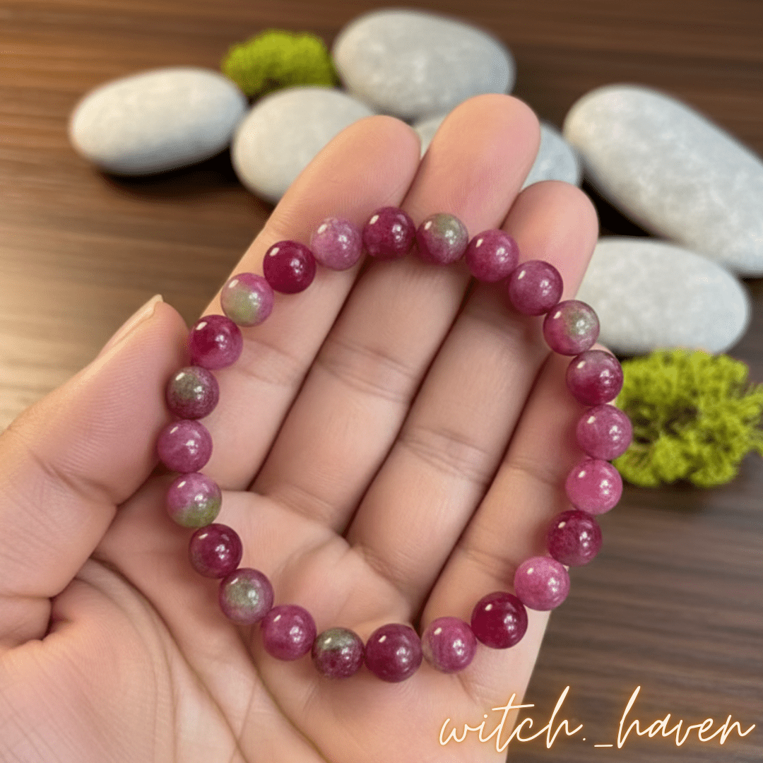 Witchhaven, Dominika Marx, selbstgemachtes Pink Turmalin Armband aus 8 mm großen rosa Naturstein Perlen, spiritueller Schmuck für das Herz Chakra und emotionale Heilung, energetisch gereinigtes Edelstein Armband auf elastischem Band, toskanisches Design