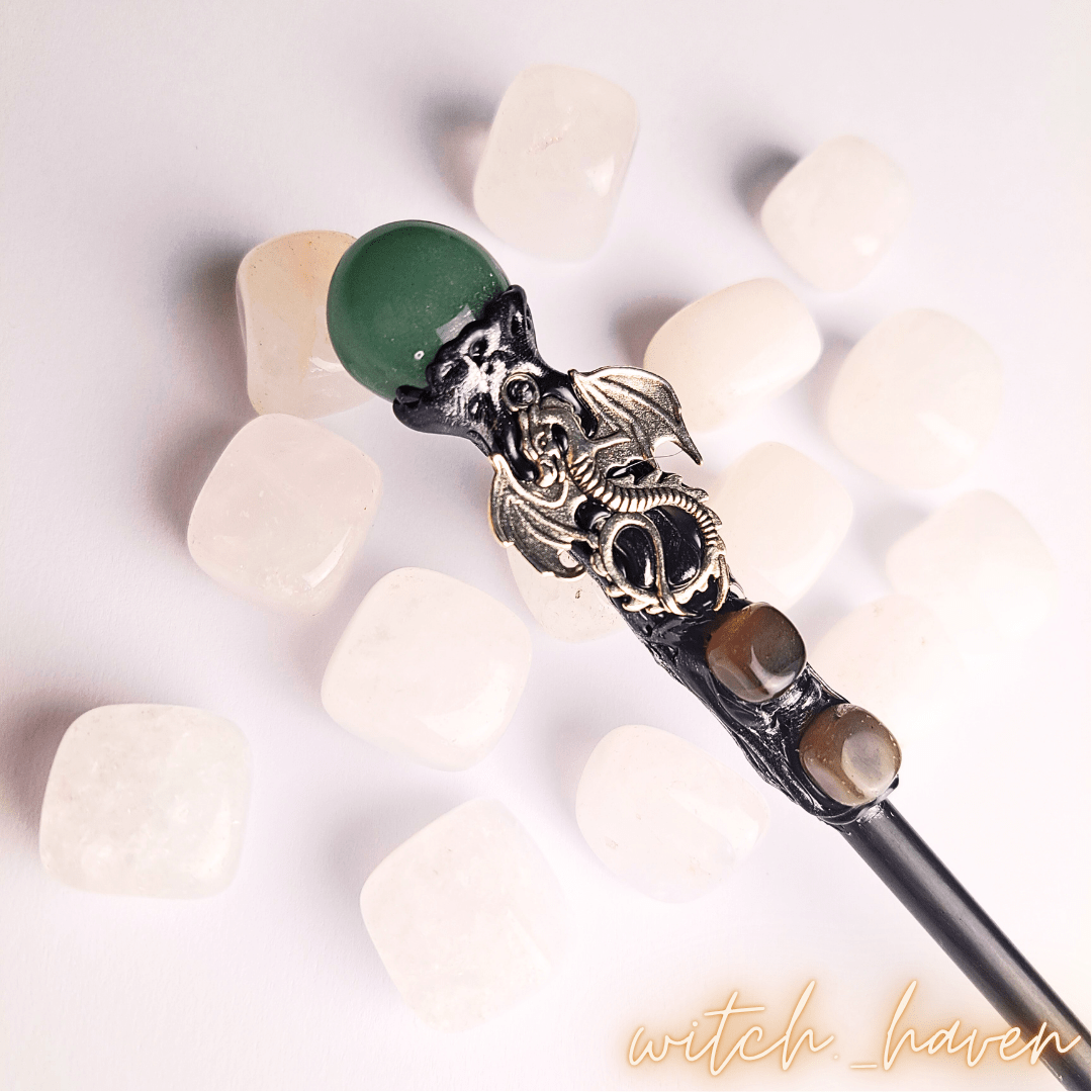 Witchhaven, Dominika Marx, Kristall Hexen Zauberstab, grüner Aventurin Spitze, handgefertigter Ritualstab aus Naturholz, geweihtes Magiewerkzeug, energetisch gereinigter Zauberstab, spirituelles Hilfsmittel für Rituale