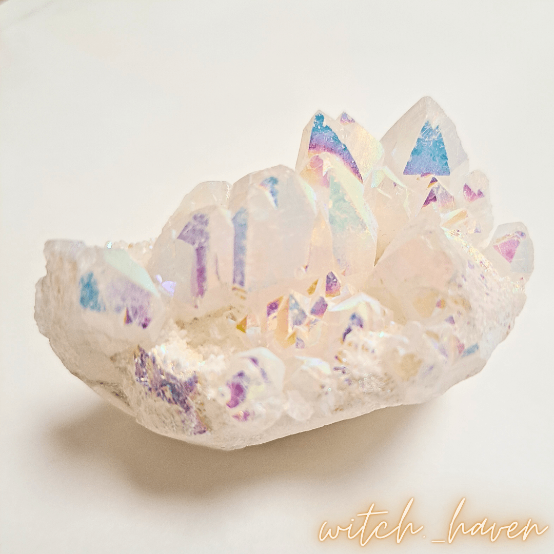 Witchhaven, Dominika Marx, schimmernde Engelsaura Quarz Geode mit Regenbogen Effekt, natürlicher Kristall Cluster zur energetischen Raumharmonisierung, spirituelles Lichtobjekt für die Meditation, energetisch gereinigte Aura Quarz Geode