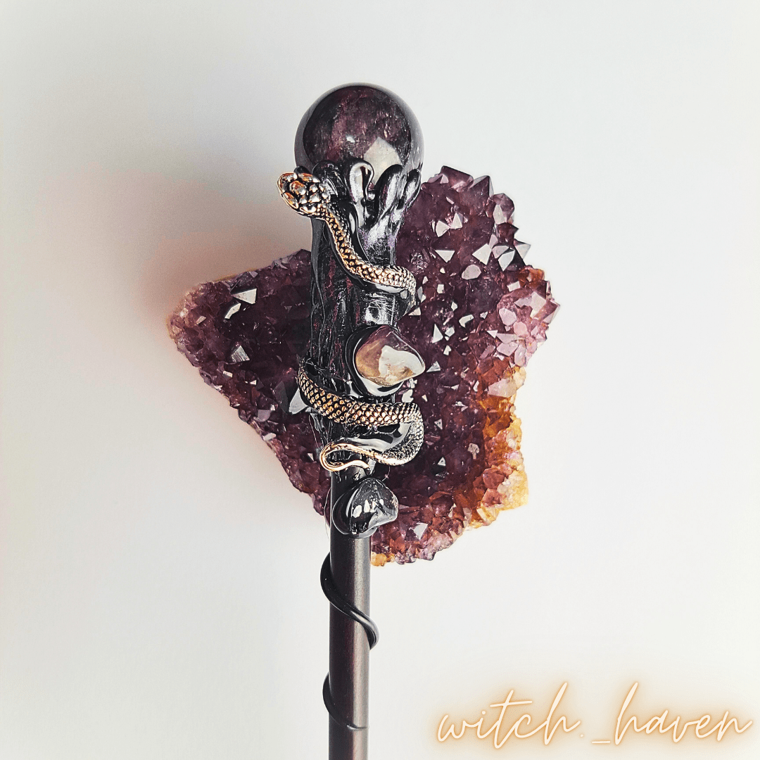 Witchhaven, Dominika Marx, Kristall Hexen Zauberstab, Amethyst Rohstein Spitze, handgefertigter Ritualstab, geweihtes Magiewerkzeug, energetisch gereinigter Zauberstab, spirituelles Hilfsmittel für Meditation und Intuition