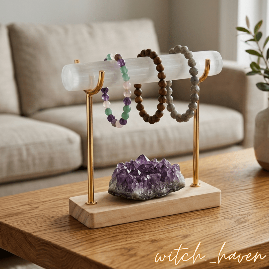Selenit Ladekristall Säule mit elegantem Ständer Dominika Marx, weißer Selenitkristall zur energetischen Edelstein Reinigung, spiritueller Begleiter Heilsteine aufladen Witchhaven, handverlesene Kristallsäule Altar Dekoration, rituelles Reinigungsritual Selenit Set, Edelsteine für inneren Frieden sowie Raumharmonisierung, exklusives Design Ladekristall weiß schwarz