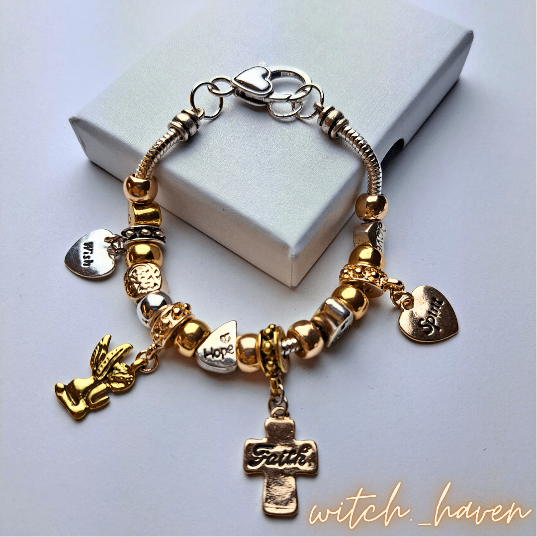 Witchhaven, Dominika Marx, Vintage Armband mit Anhängern, Kreuz Anhänger, Engel Anhänger, Herz Anhänger, handgefertigter spiritueller Schmuck, energetisch gereinigtes Symbolarmband, Glaube Liebe Hoffnung Schmuck