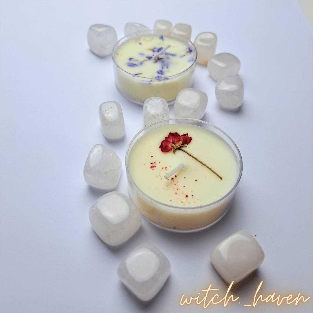 Witchhaven, Dominika Marx, 2er Set Ritualkerzen, Lavendelkerze mit Blüten, Rosenkerze handgefertigt, Sojawachs Kerzenset, spirituelle Entspannung, Herzöffnung Ritual, energetisch gereinigte Kerzen