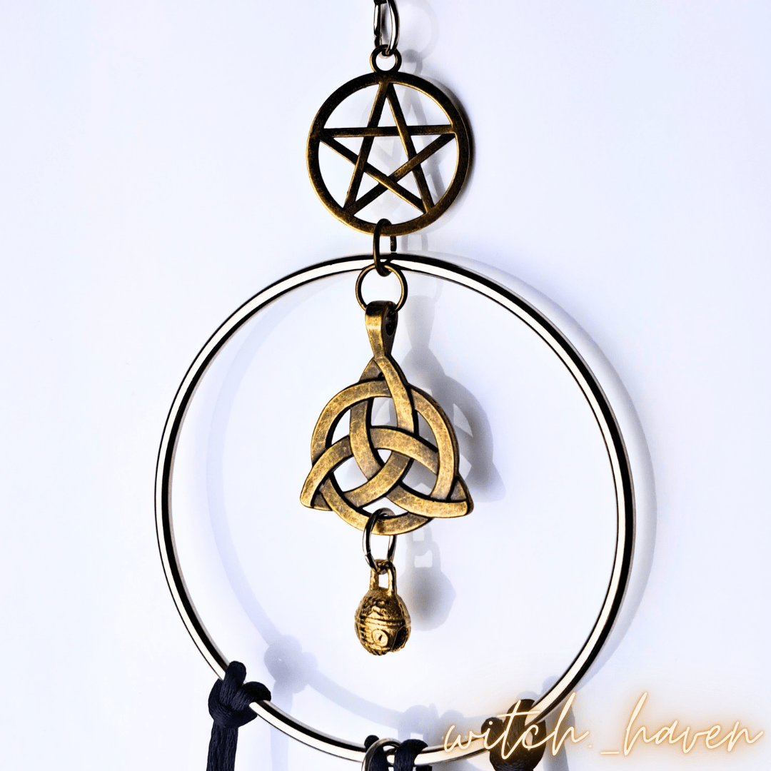 Witchhaven, Dominika Marx, handgefertigte Hexenglocken, Pentagramm Anhänger, Triquetta Symbol, antiker Schlüssel, Schutzglocken für die Tür, energetisch gereinigtes Wicca Ritualzubehör, spirituelle Hausreinigung