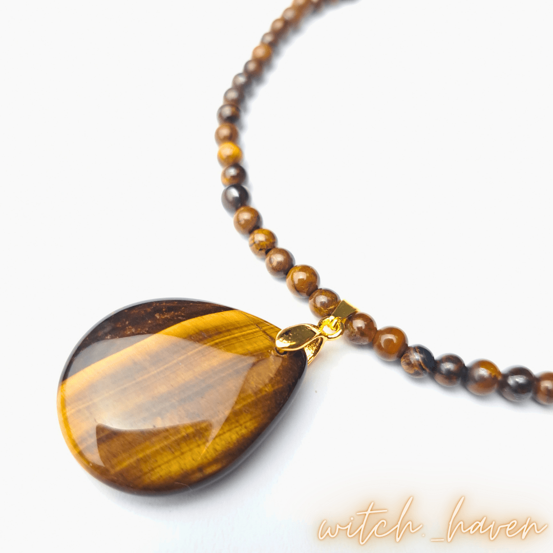 Witchhaven, Dominika Marx, Tigerauge Halskette, Tropfenanhänger Naturstein, handgefertigter Edelsteinschmuck, Tigerauge Perlen Kette, energetisch gereinigter Schutzstein, spiritueller Schmuck für Willenskraft