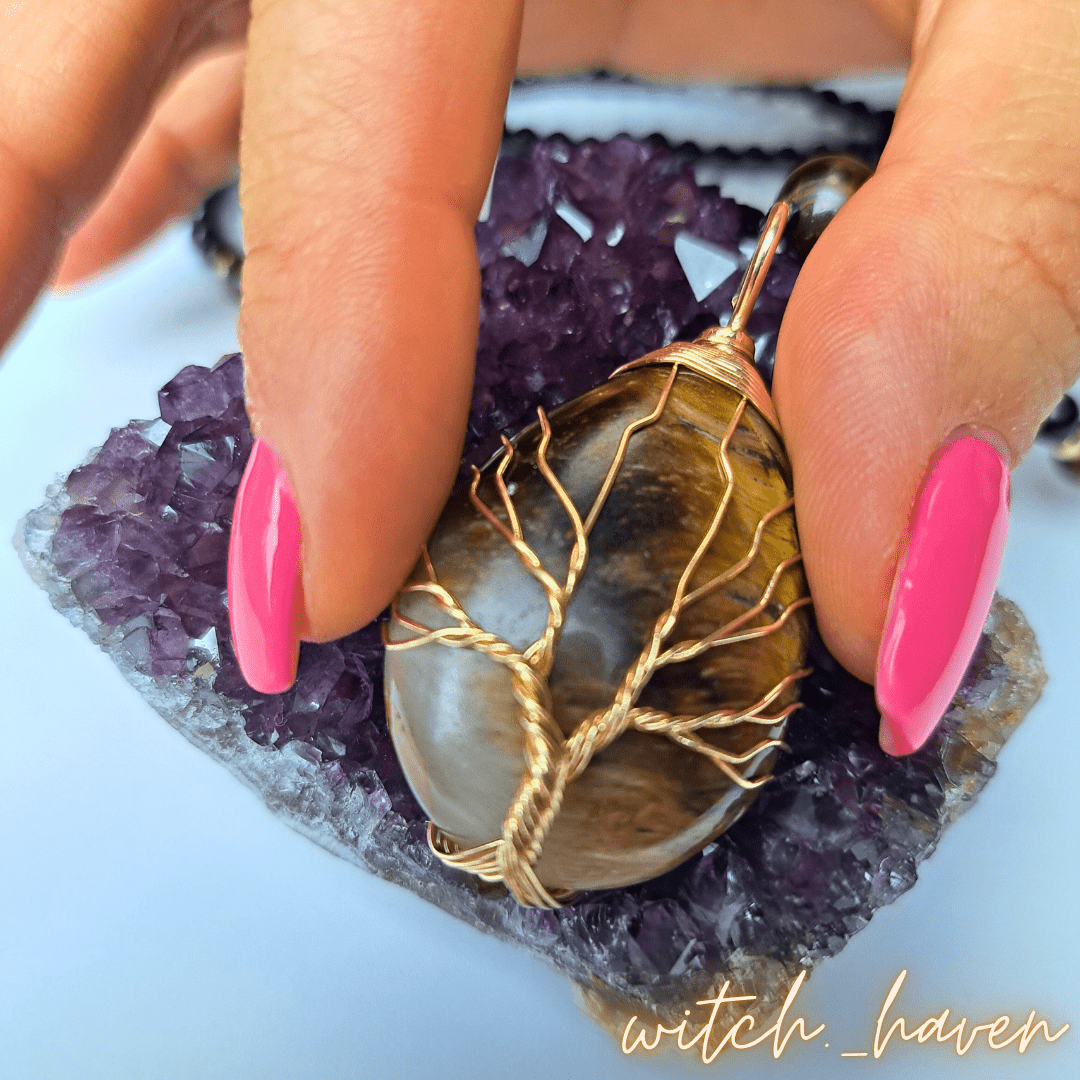 Witchhaven, Dominika Marx, Baum des Lebens Halskette, Tigerauge Anhänger Tropfen, Onyx Perlen Kette, handgefertigter spiritueller Schmuck, Lebensbaum Amulett, energetisch gereinigter Schutzstein Schmuck