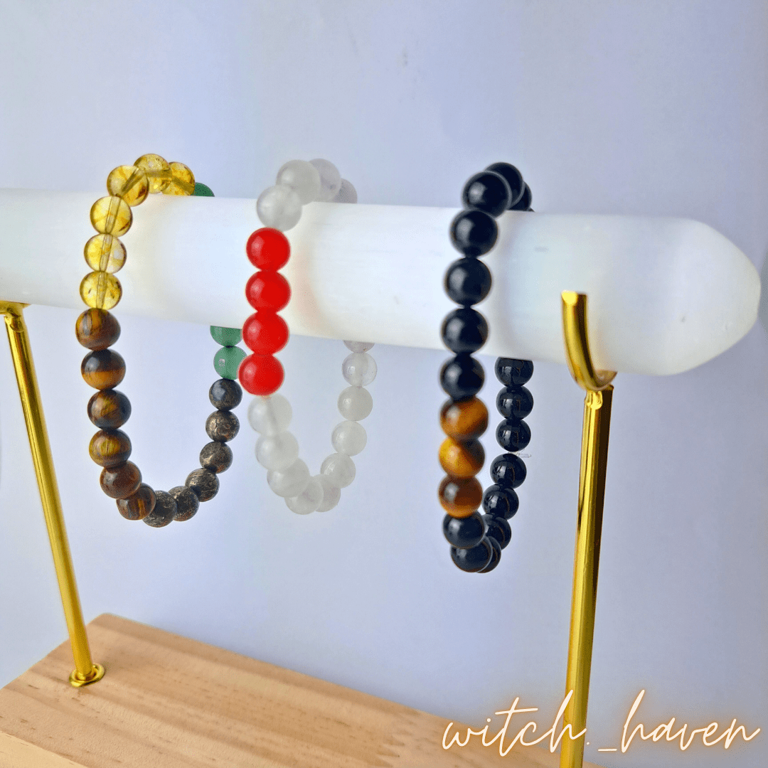 Witchhaven, Dominika Marx, Selenit Säule auf Holzständer, weißer Selenit Stab, energetische Reinigung von Edelsteinen, Ladestation für Kristallarmbänder, lichtvoller Heilstein, spirituelles Werkzeug für Meditation