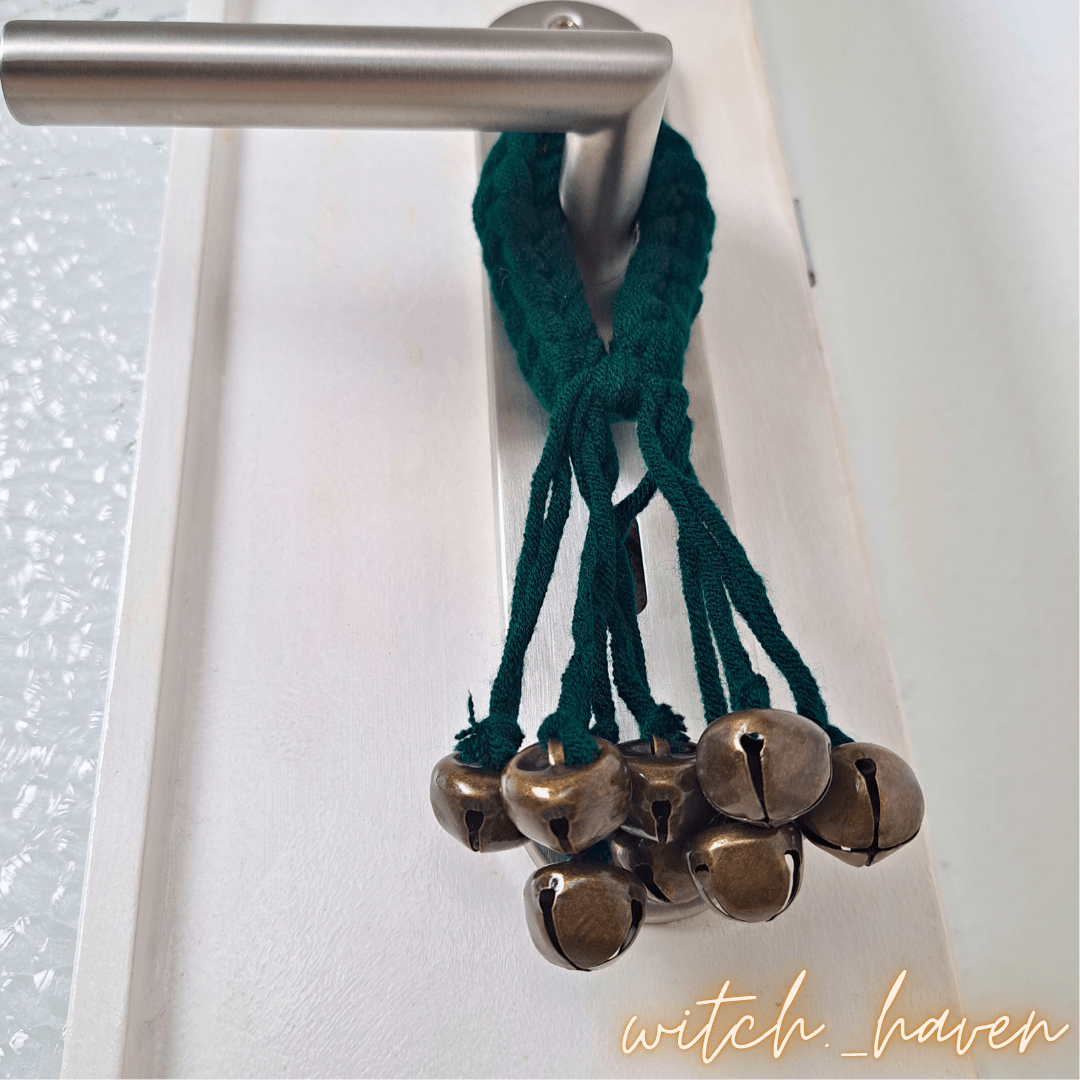 Witchhaven, Dominika Marx, grüne Hexenglocken, handgefertigtes Schutzamulett, Wicca Türglocken, energetisch gereinigte Hausdeko, magischer Türanhänger, Metallglocken für spirituellen Schutz