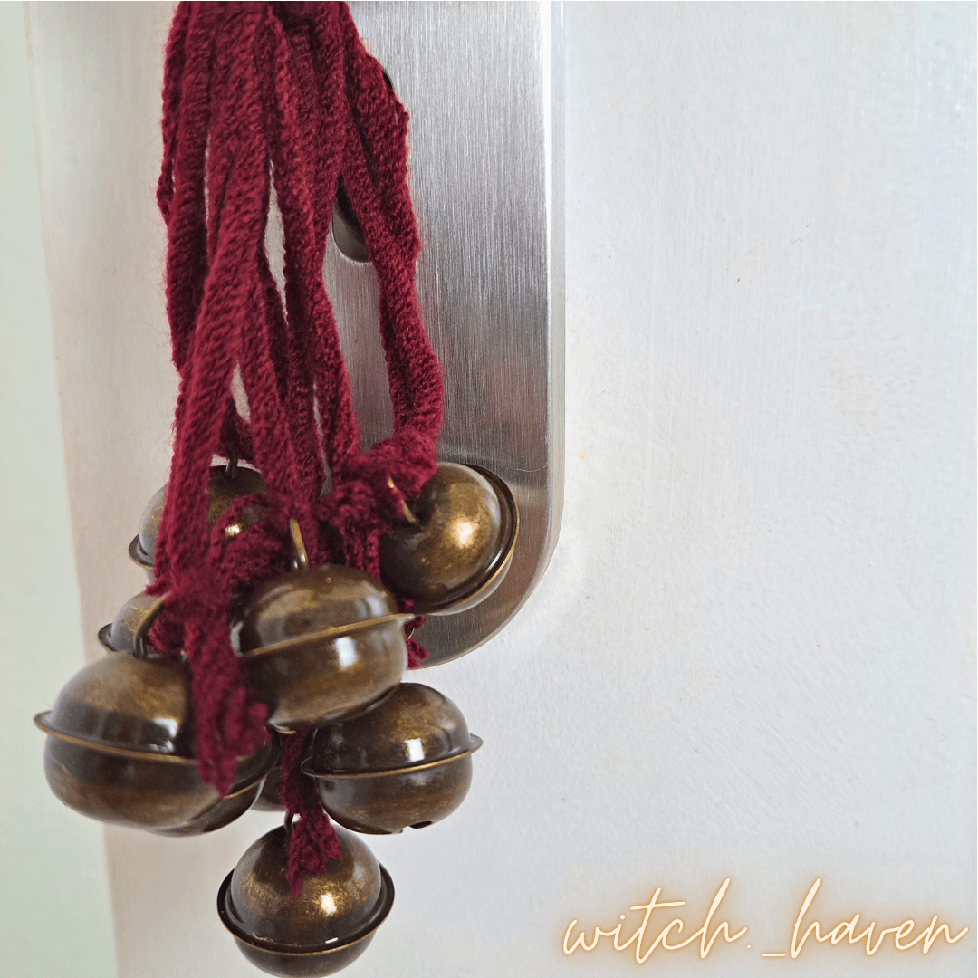 Witchhaven, Dominika Marx, Rote Hexenglocke, handgefertigtes Schutzamulett, magische Türglocke, energetisch gereinigte Hausdeko, roter Schutzstein Anhänger, spirituelles Werkzeug