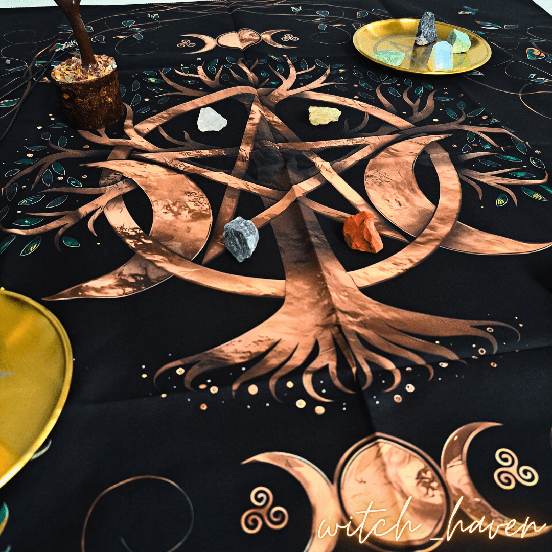 Witchhaven, Dominika Marx, Magisches Altartuch mit Baum des Lebens, Pentagramm und Dreifacher Göttin, schwarzes Tuch mit goldenen Symbolen, energetisch gereinigte Ritualunterlage, spirituelle Tischdecke für Tarot