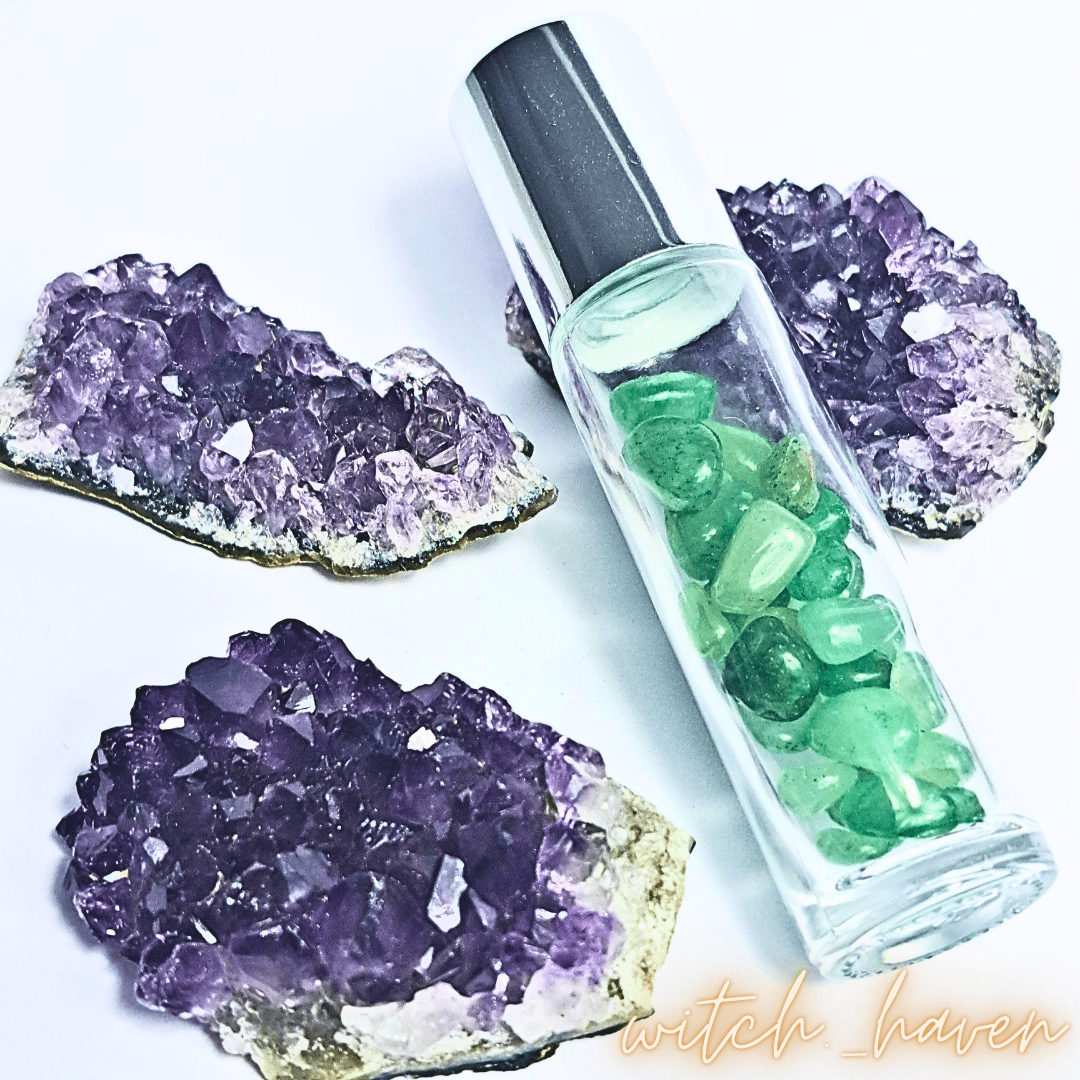 Witchhaven, Dominika Marx, Lavendelöl Roller mit Aventurin Seelenhauch, Glasflasche mit Roll-on Kugel, grüne Edelstein Chips, ätherisches Lavendelöl, spirituelle Entspannungshilfe, energetisch gereinigtes Aromaöl