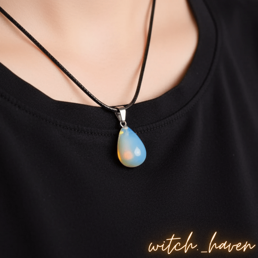 Witchhaven, Dominika Marx, Mondstein Halskette mit Tropfenanhänger, natürlicher schimmernder Mondstein, spiritueller Damenschmuck, energetisch gereinigte Edelsteinkette, Schmuck für Intuition und Weiblichkeit