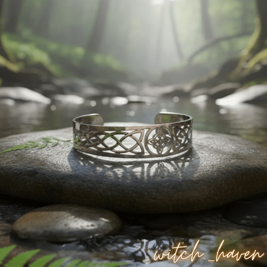 Witchhaven, Dominika Marx, Hexenknoten Armband Edelstahl, keltischer Schutzarmreif aus Irland, spiritueller Schmuck mit Hexenknoten Symbol, energetisch gereinigtes Amulett, verstellbares Cuff Armband
