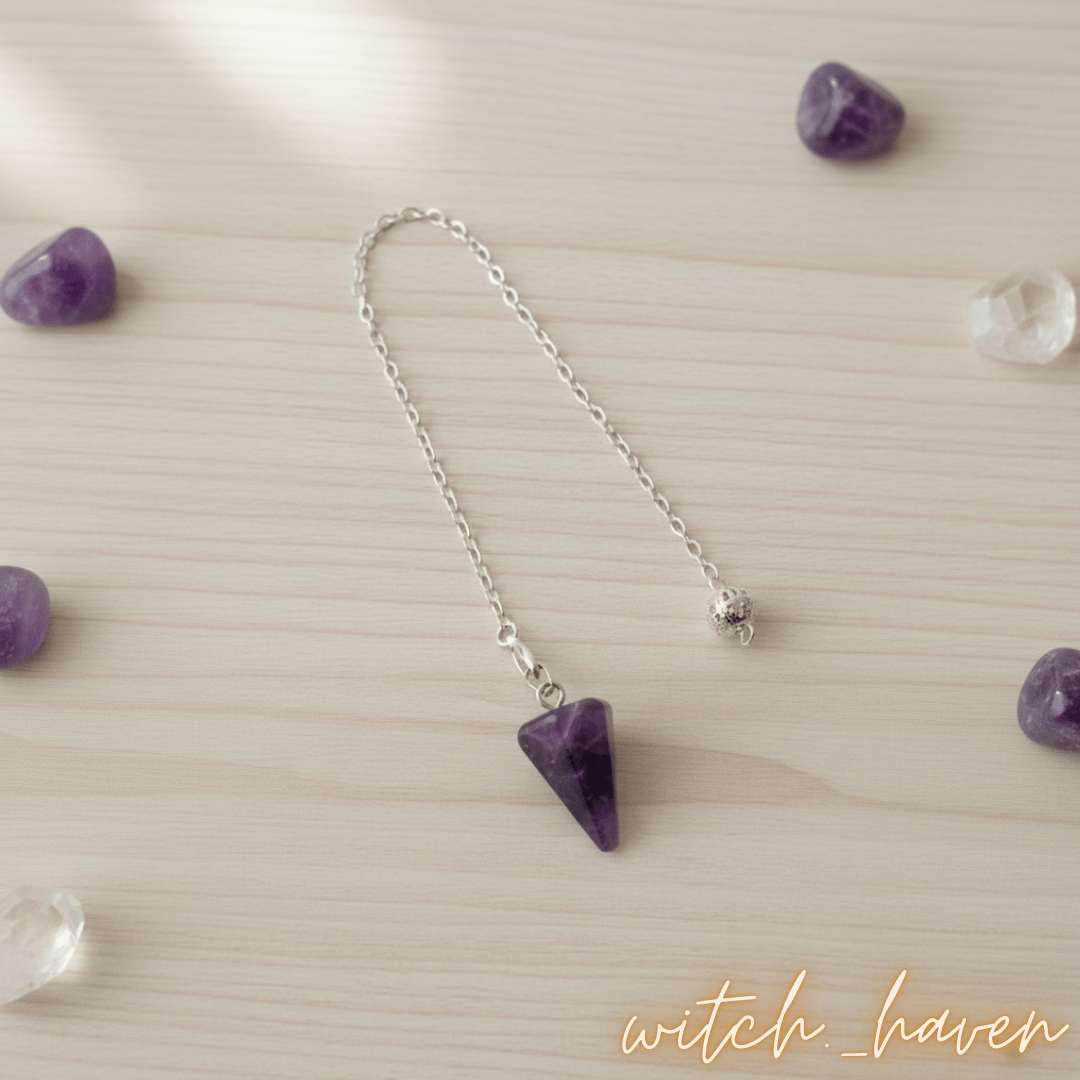 Witchhaven, Dominika Marx, Amethyst Hexagon Pendel mit Metallkette, violetter Naturstein aus Brasilien, spirituelles Werkzeug für Wahrsagen und Meditation, energetisch gereinigter Amethyst Heilstein, hexagonales Edelsteinpendel