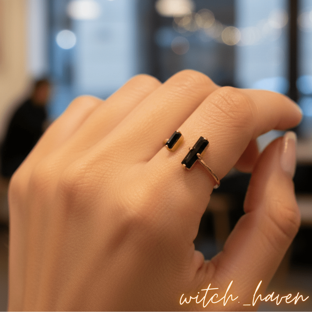 Witchhaven, Dominika Marx, goldener Obsidian Ring im Doppelbarren Design, verstellbarer Schutzschmuck mit schwarzen Obsidian Steinen, spiritueller Ring für Reiki und Erdung, energetisch gereinigter Obsidian Schmuck